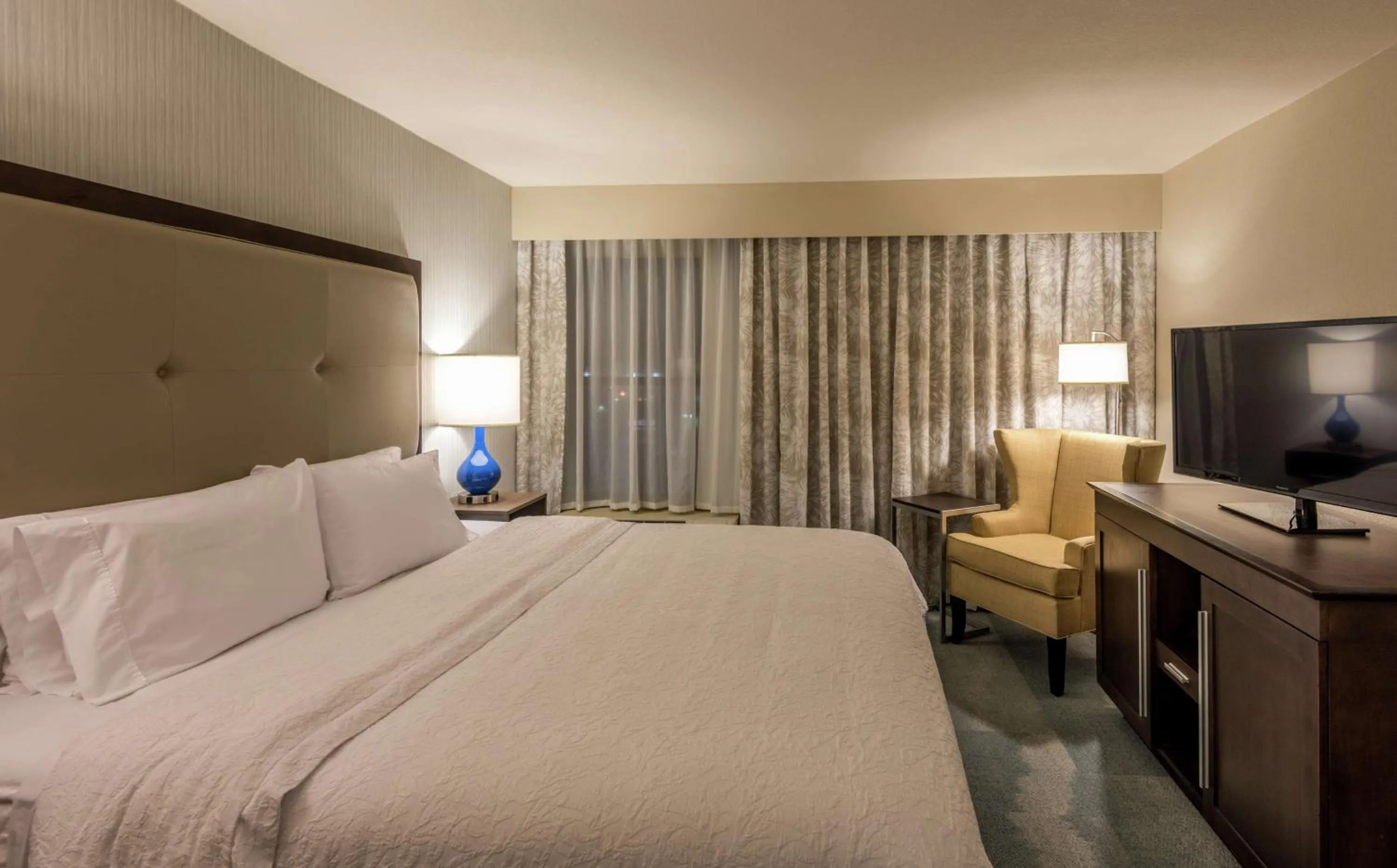 Bed in Hampton Inn & Suites Jackson Coliseum