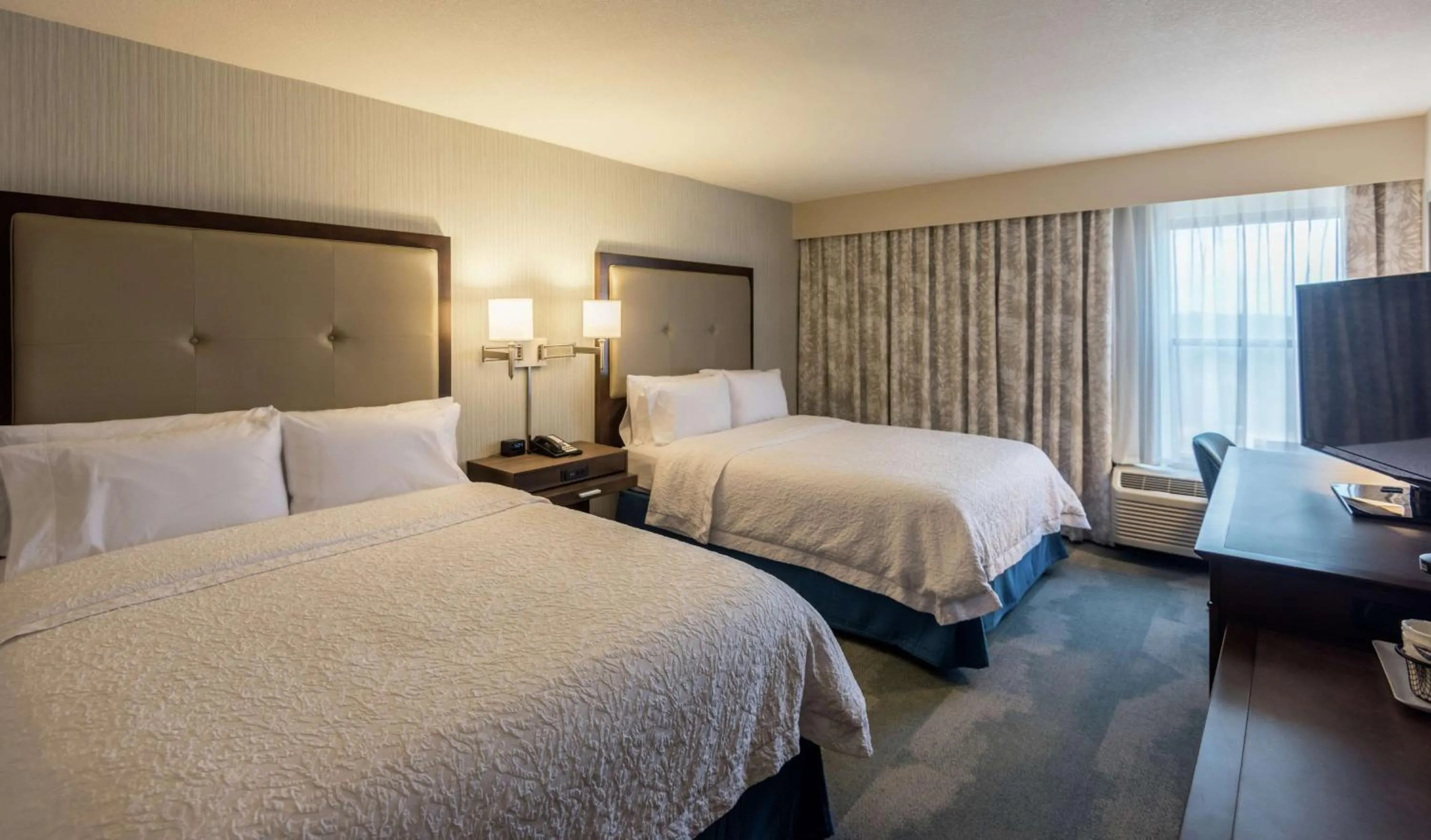 Bed in Hampton Inn & Suites Jackson Coliseum