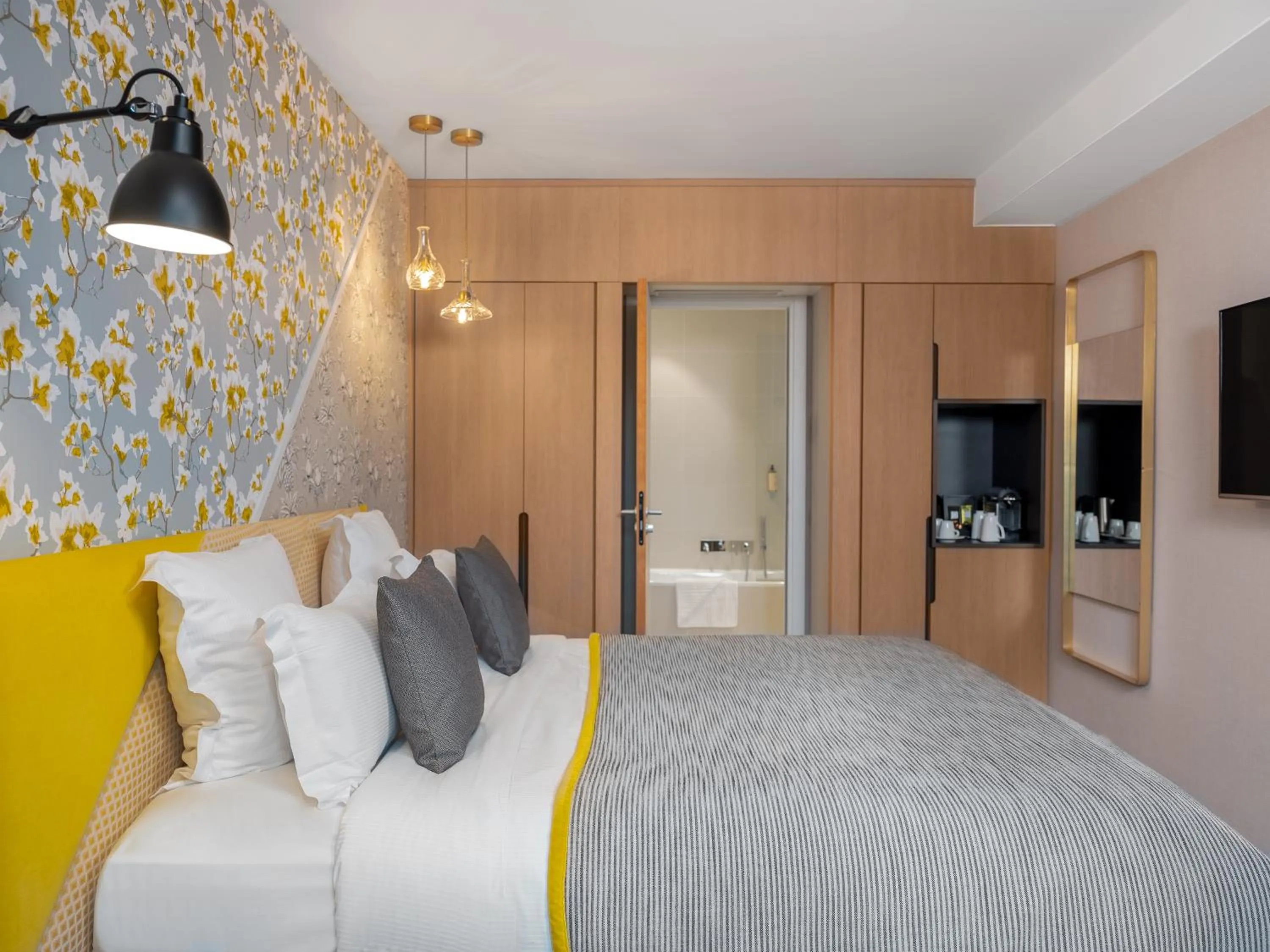 Photo of the whole room, Bed in Hotel Le Mareuil