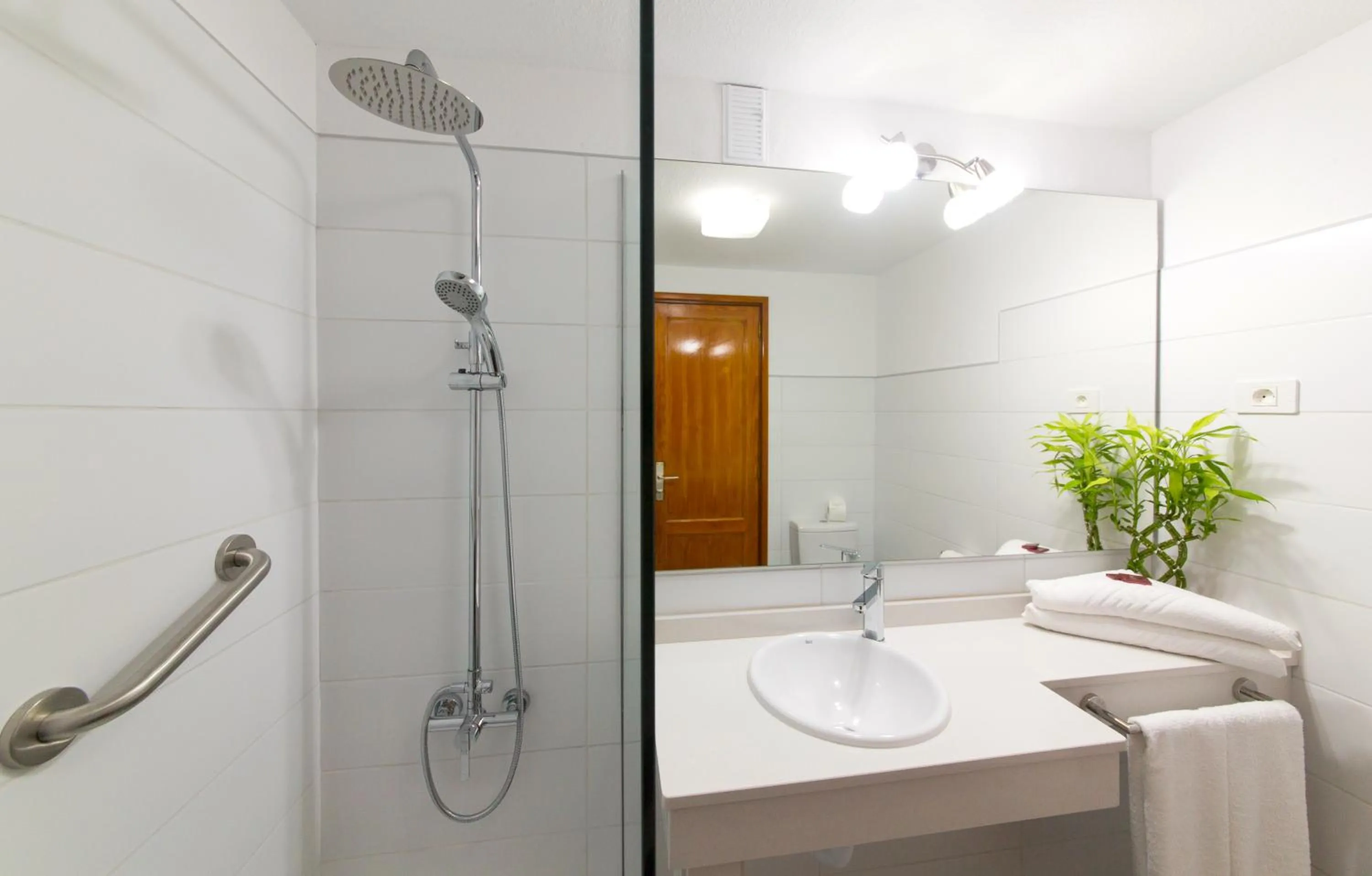 Shower in Apartamentos Centro Cancajos