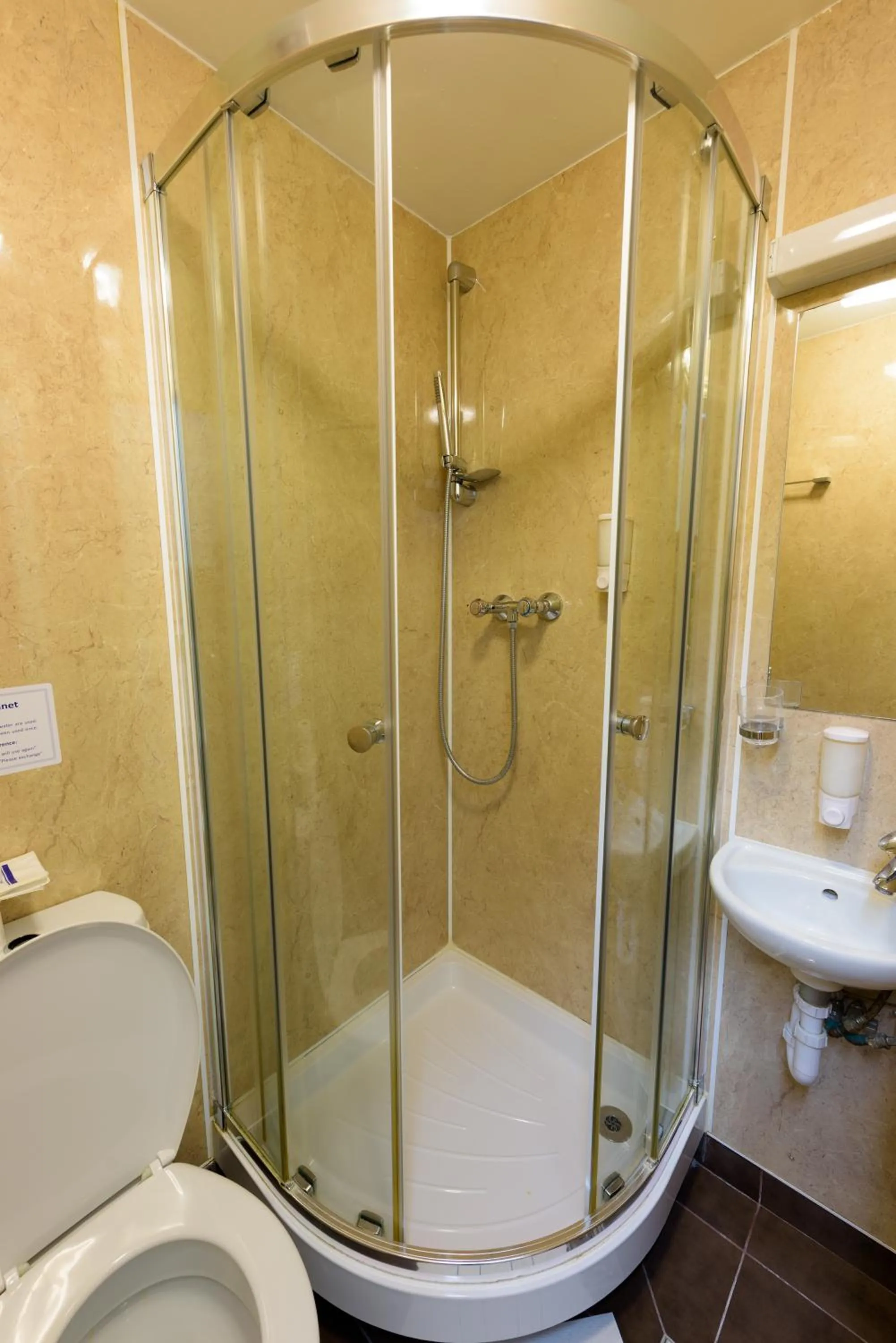 Shower in Dolphin Inn - The Lodge