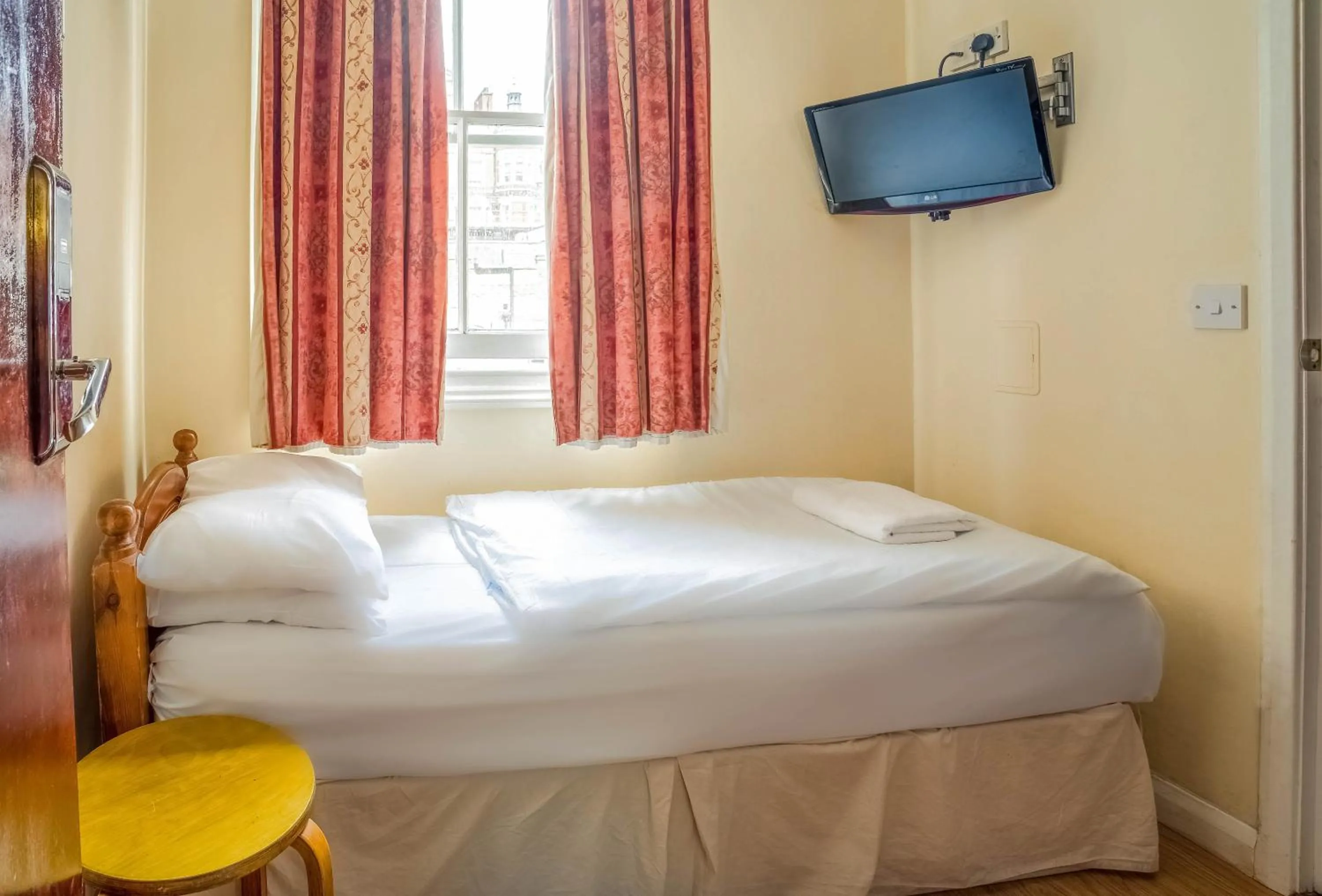 Bed in Dolphin Inn - The Lodge