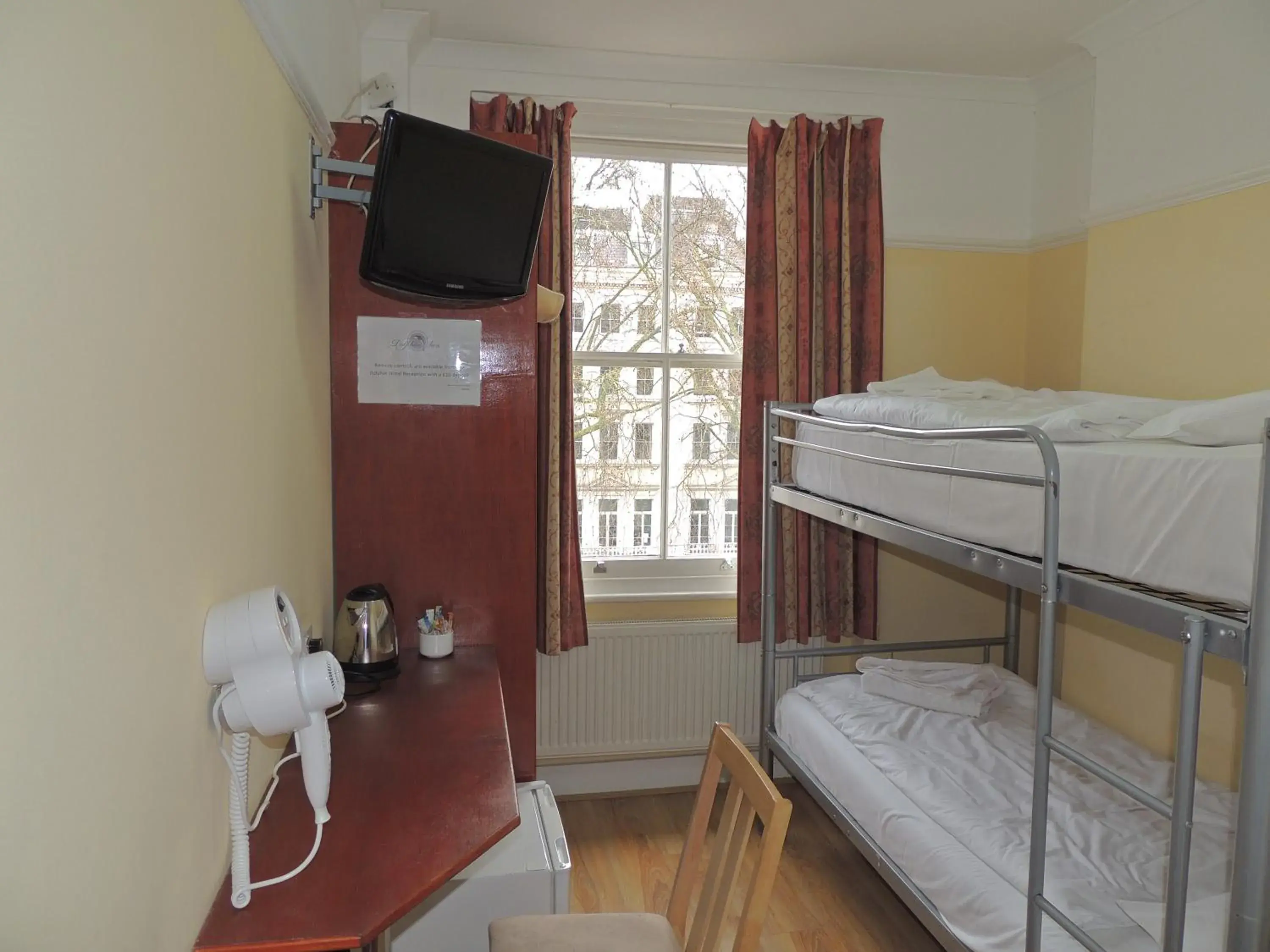 Twin Room with Bathroom in Dolphin Inn - The Lodge Twin Room with Bathroom in Dolphin Inn - The Lodge