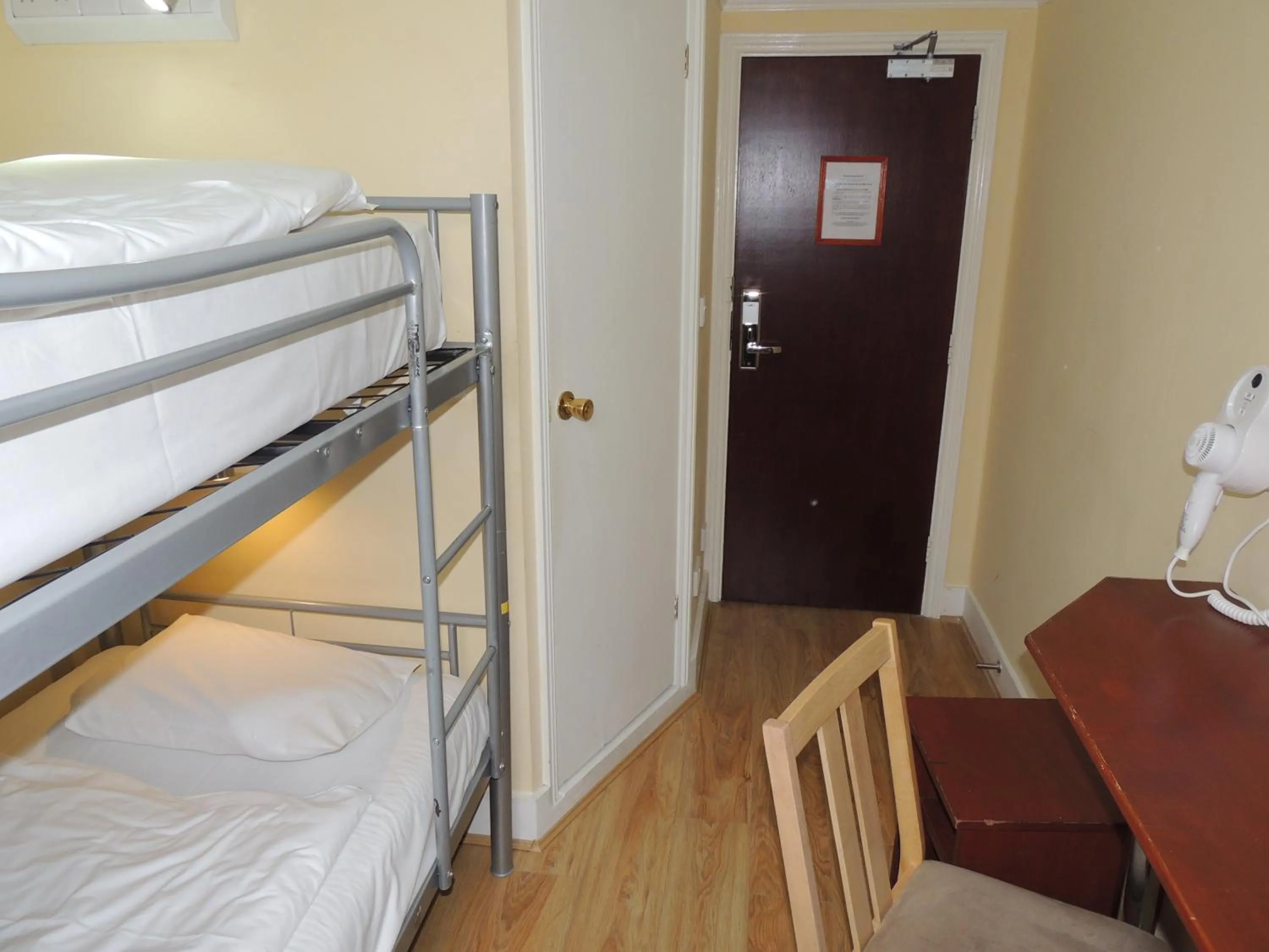 Bedroom, Bed in Dolphin Inn - The Lodge