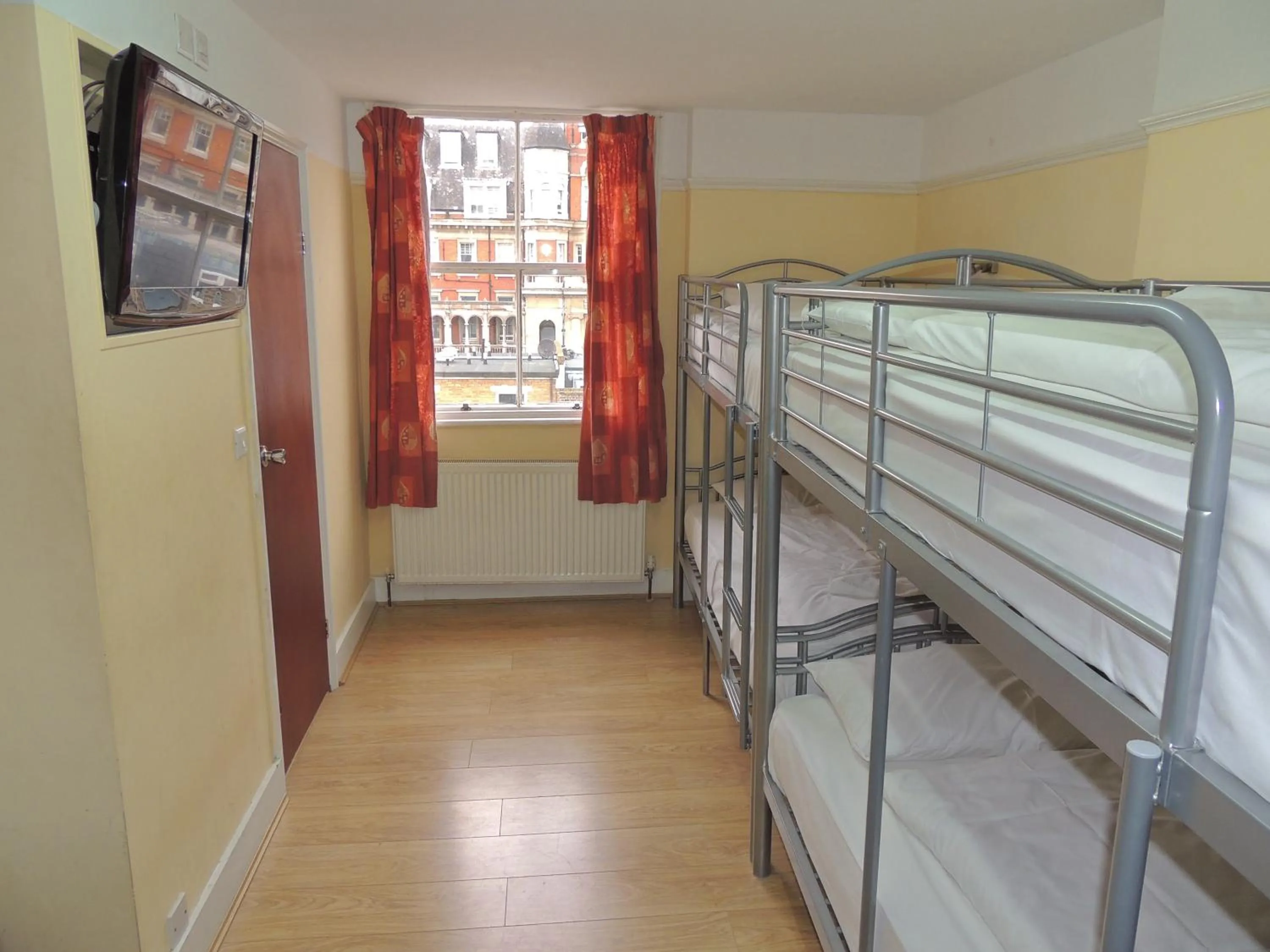 Bedroom, Bed in Dolphin Inn - The Lodge