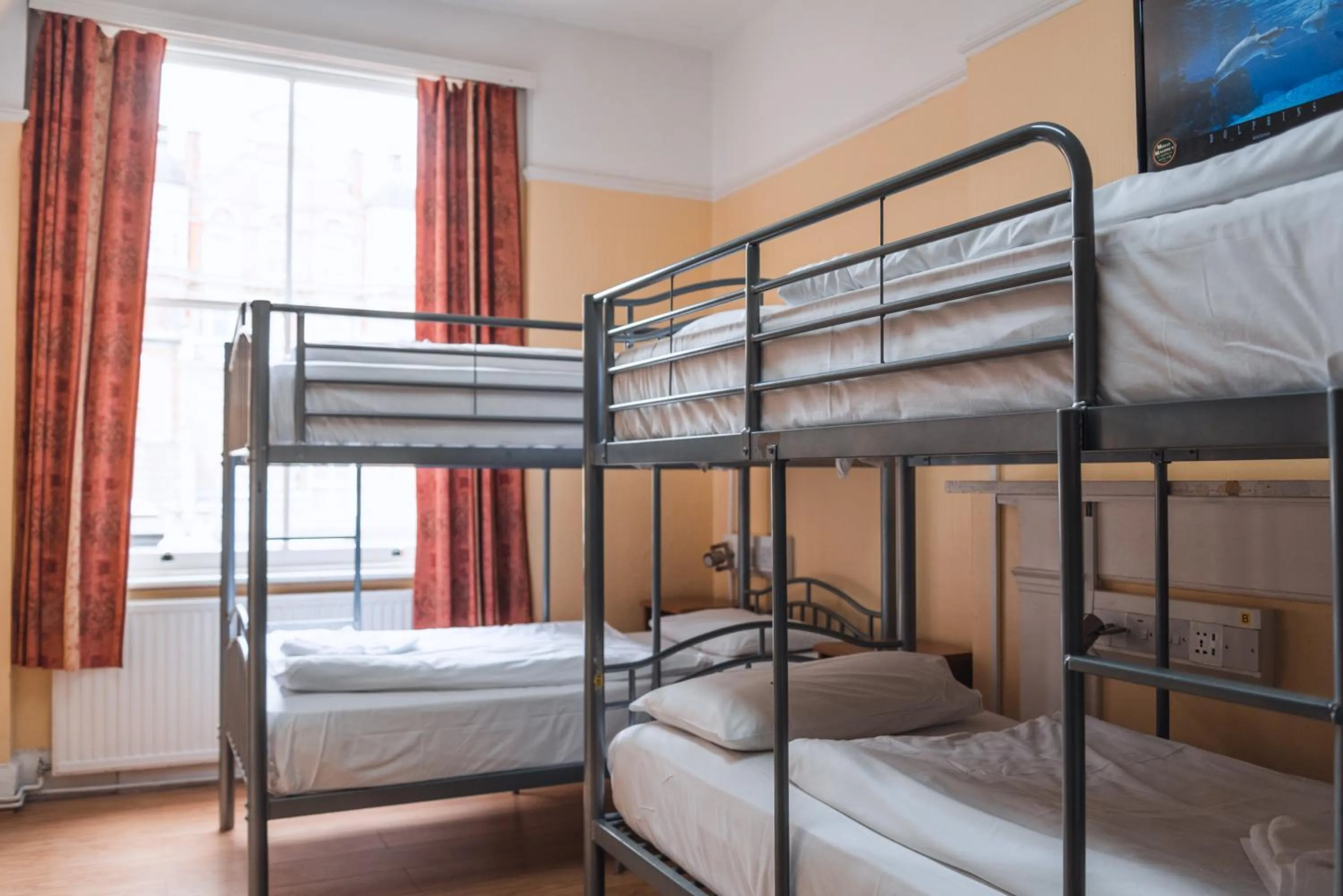 Bedroom, Bed in Dolphin Inn - The Lodge