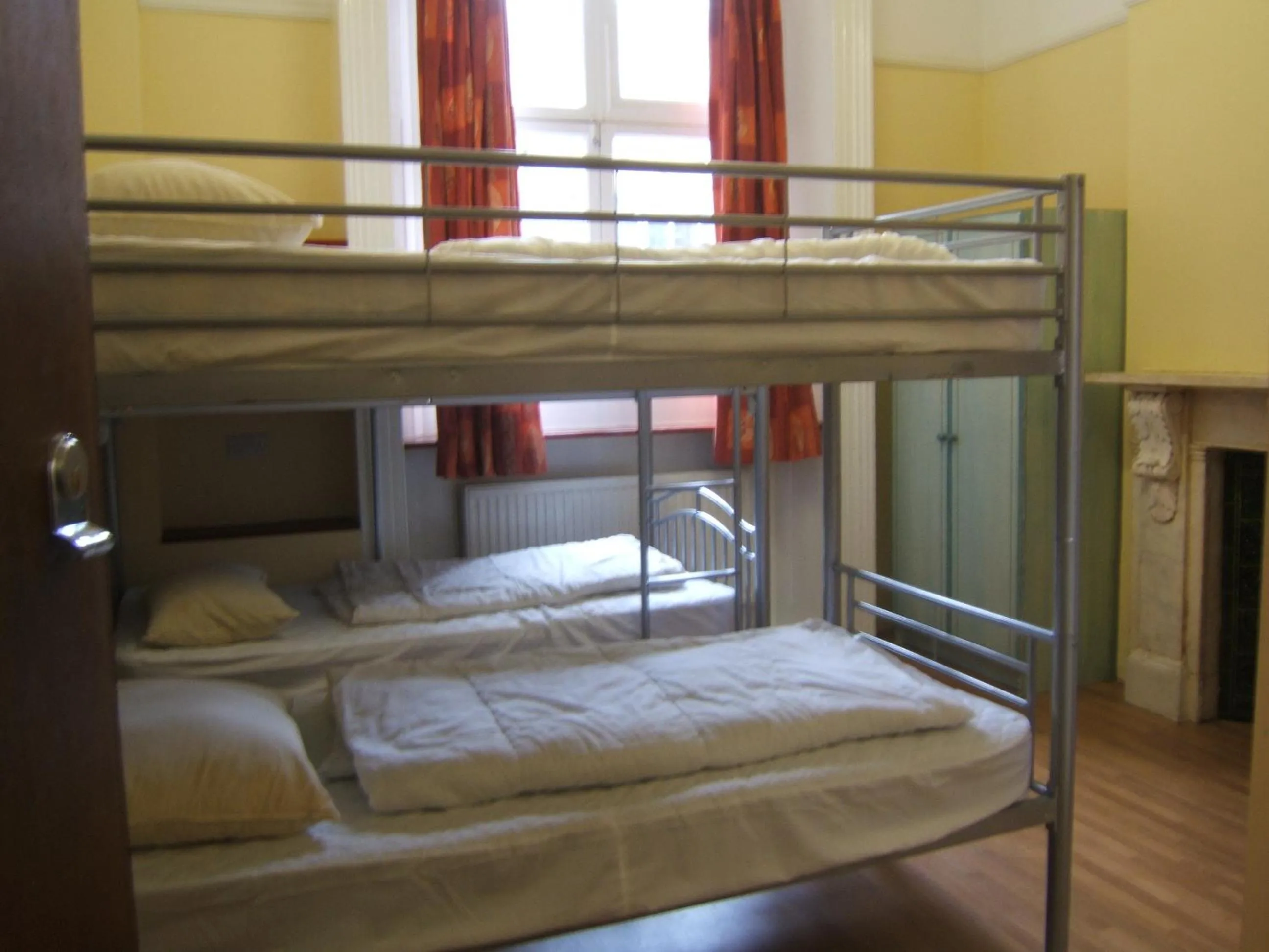 Bedroom, Bed in Dolphin Inn - The Lodge