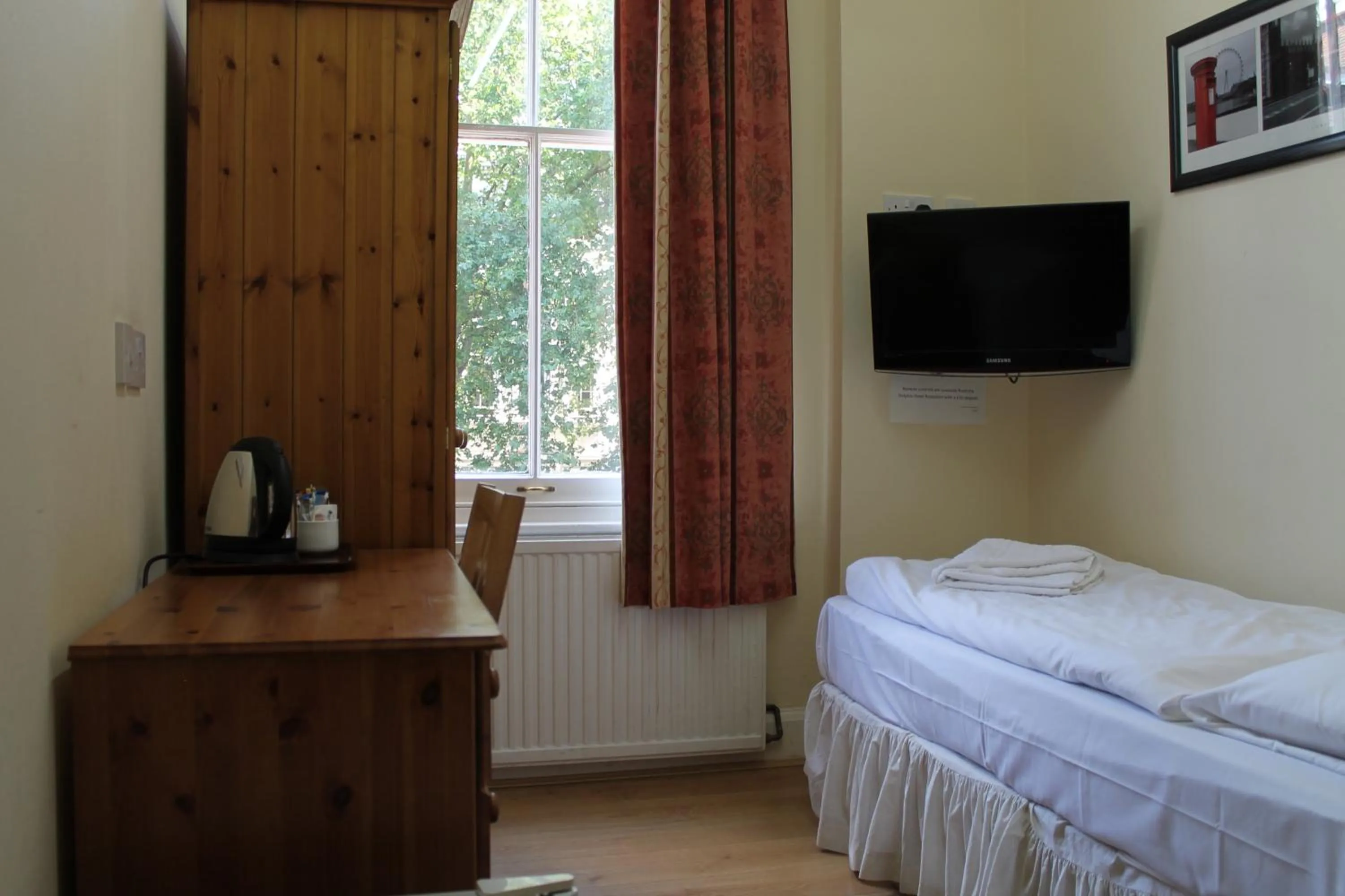 Bedroom, Bed in Dolphin Inn - The Lodge