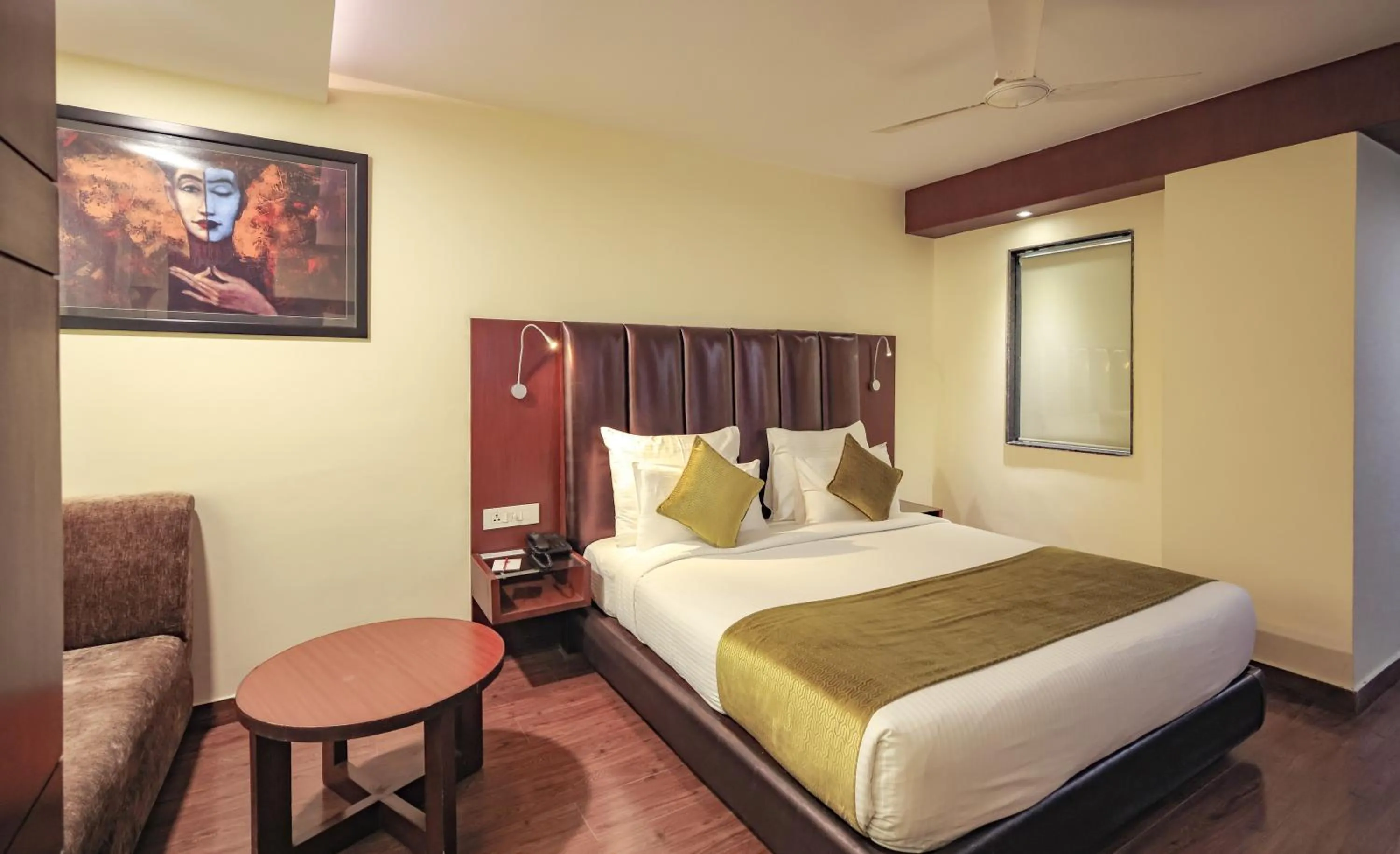 Seating area, Bed in Hotel Cama