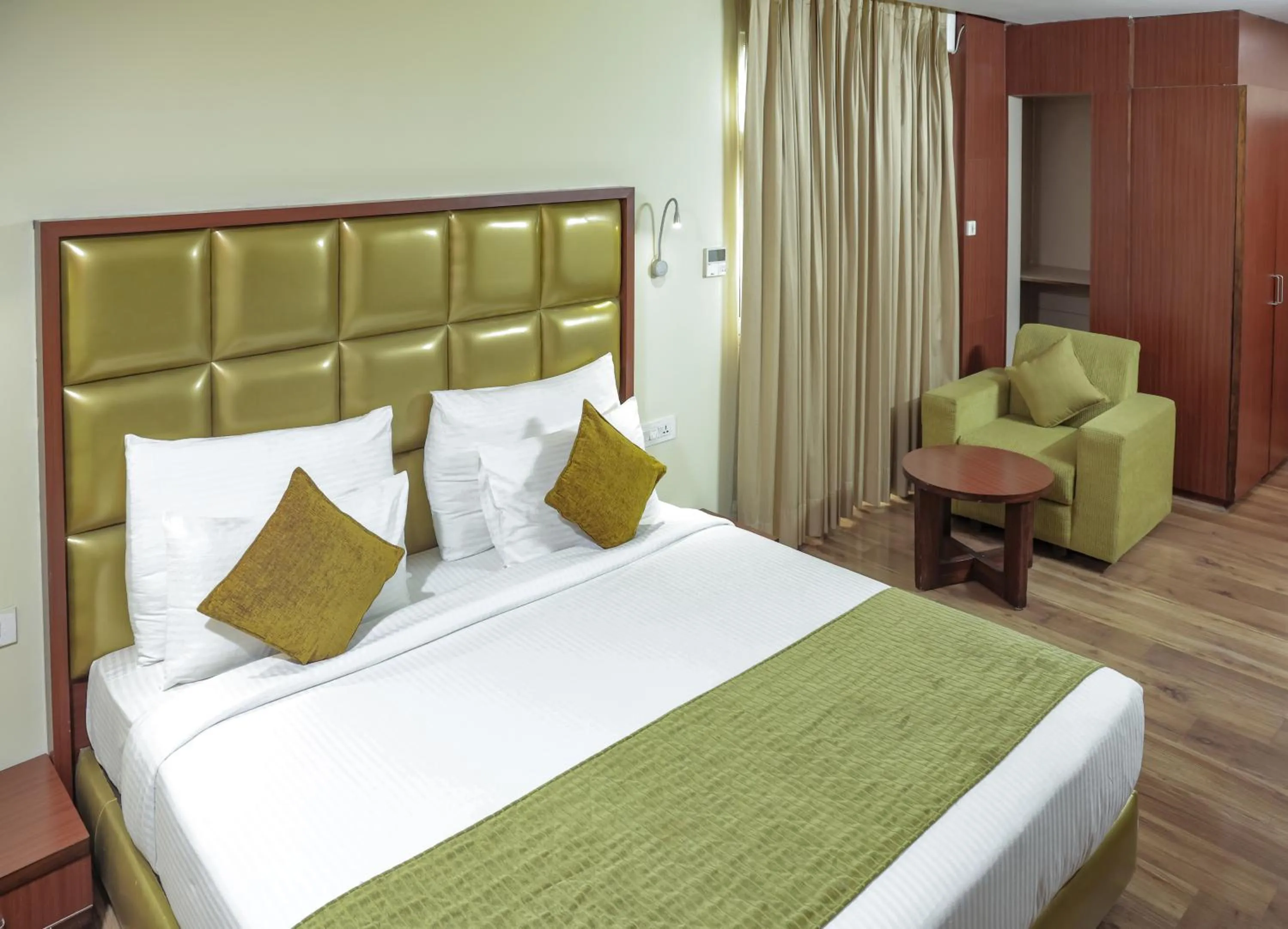 Seating area, Bed in Hotel Cama