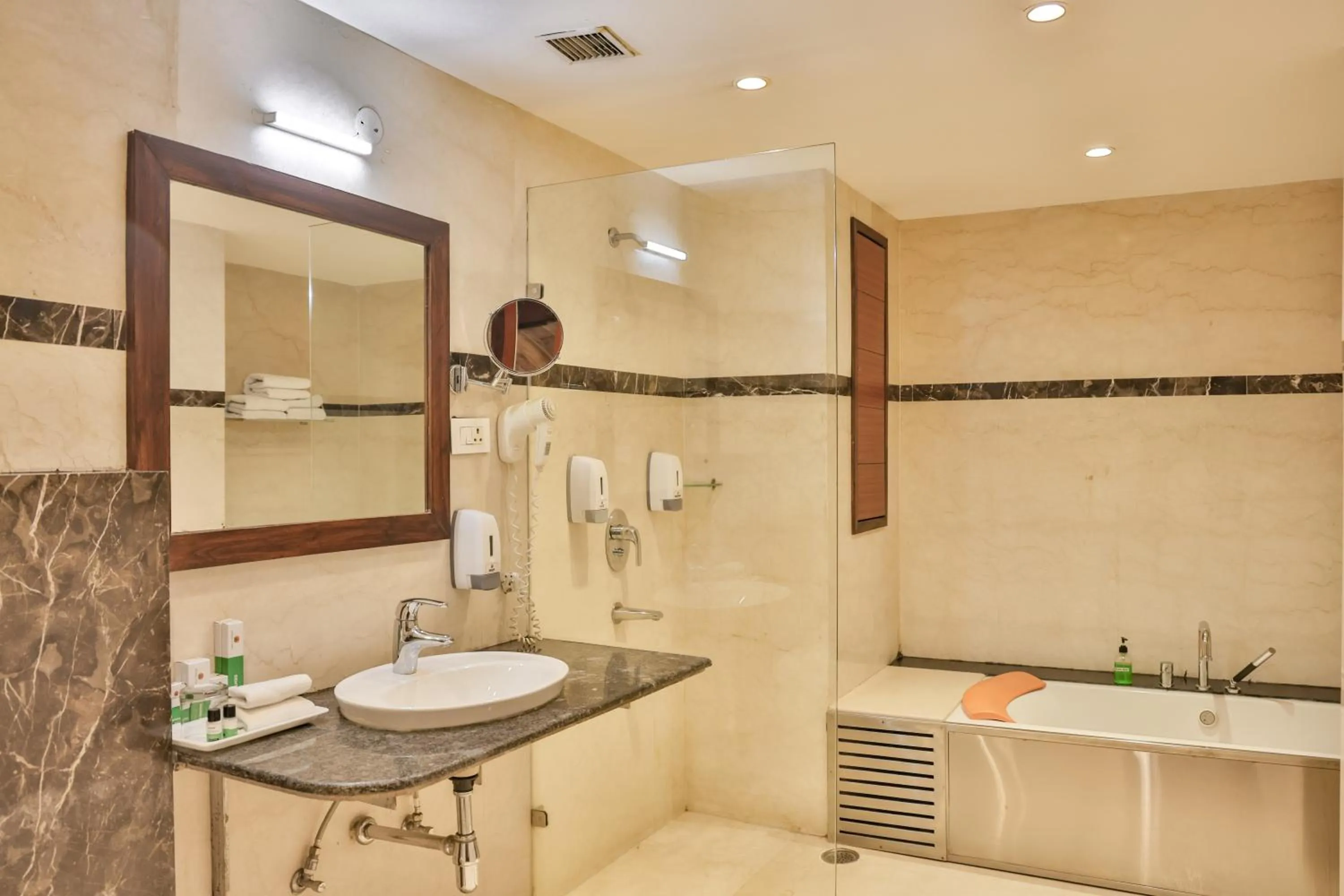 Shower in Hotel Cama