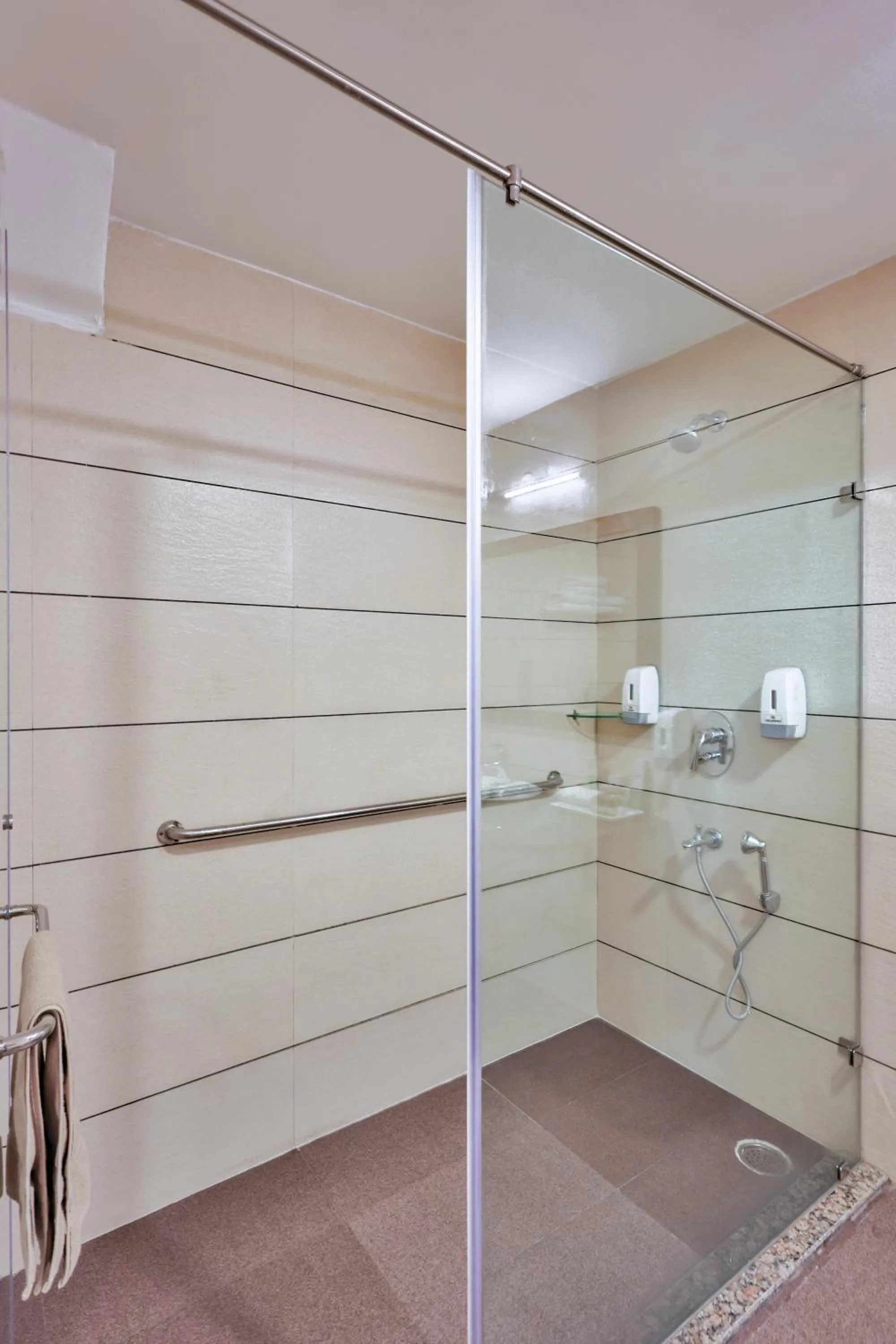 Shower in Hotel Cama