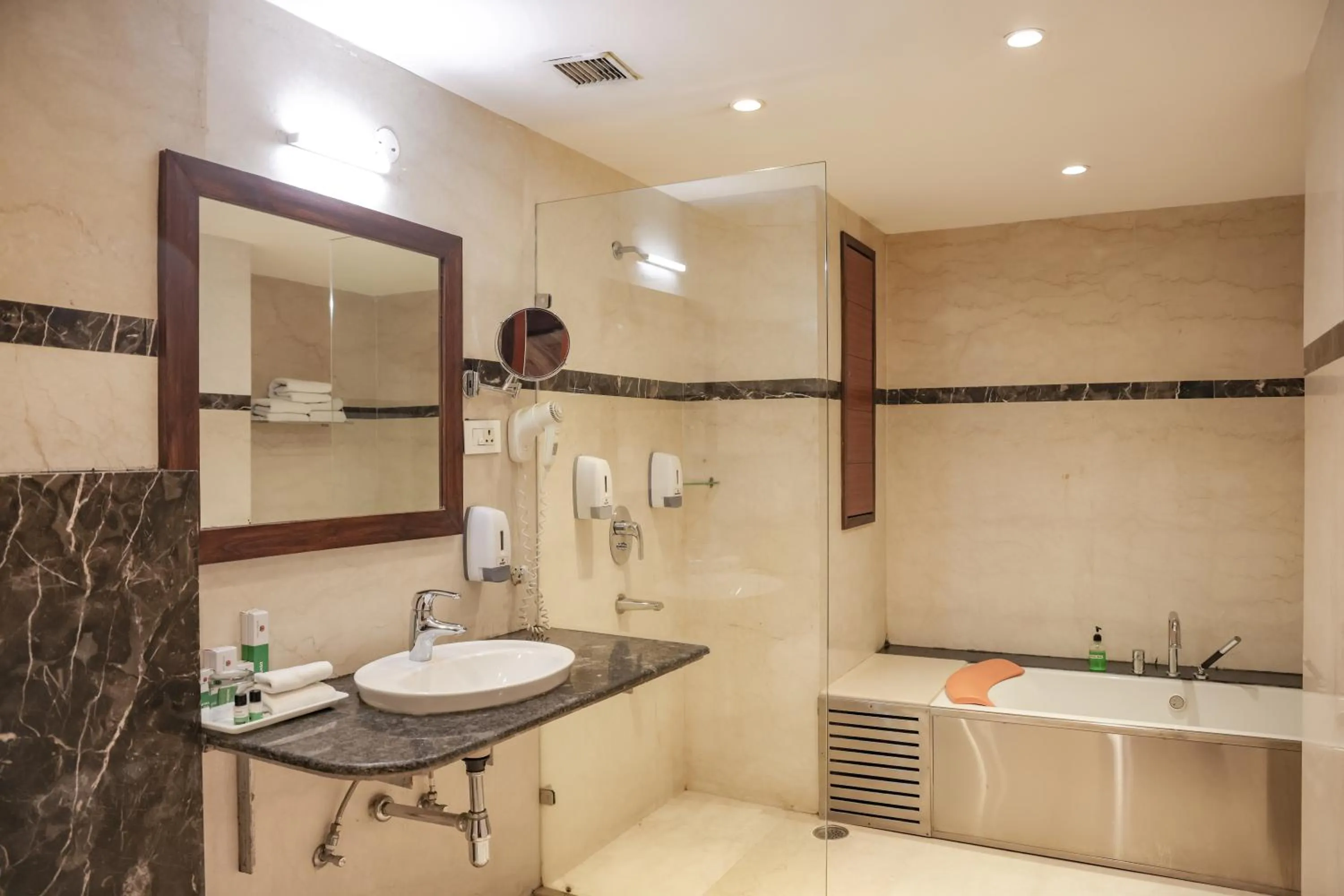 Shower in Hotel Cama