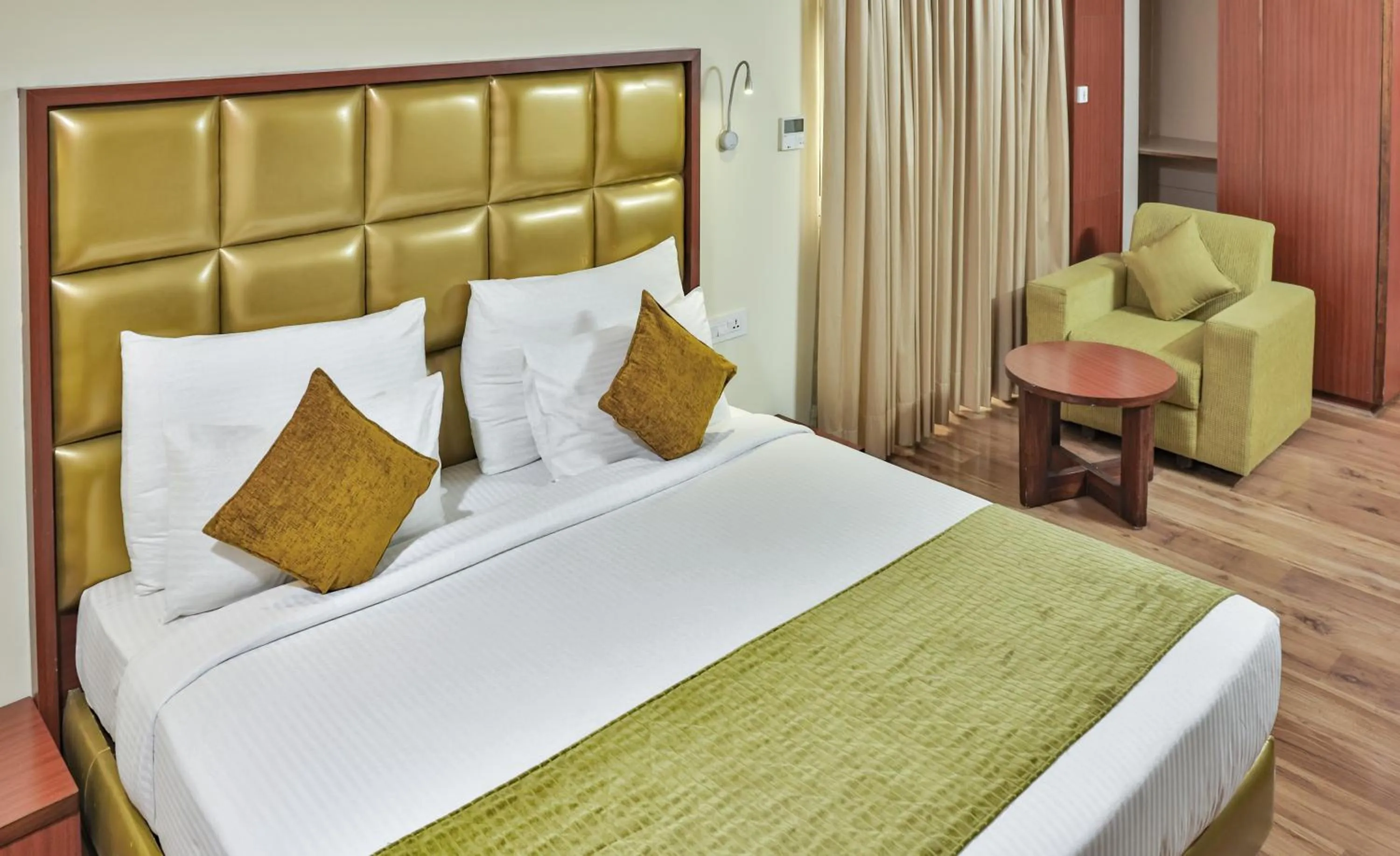 Seating area, Bed in Hotel Cama