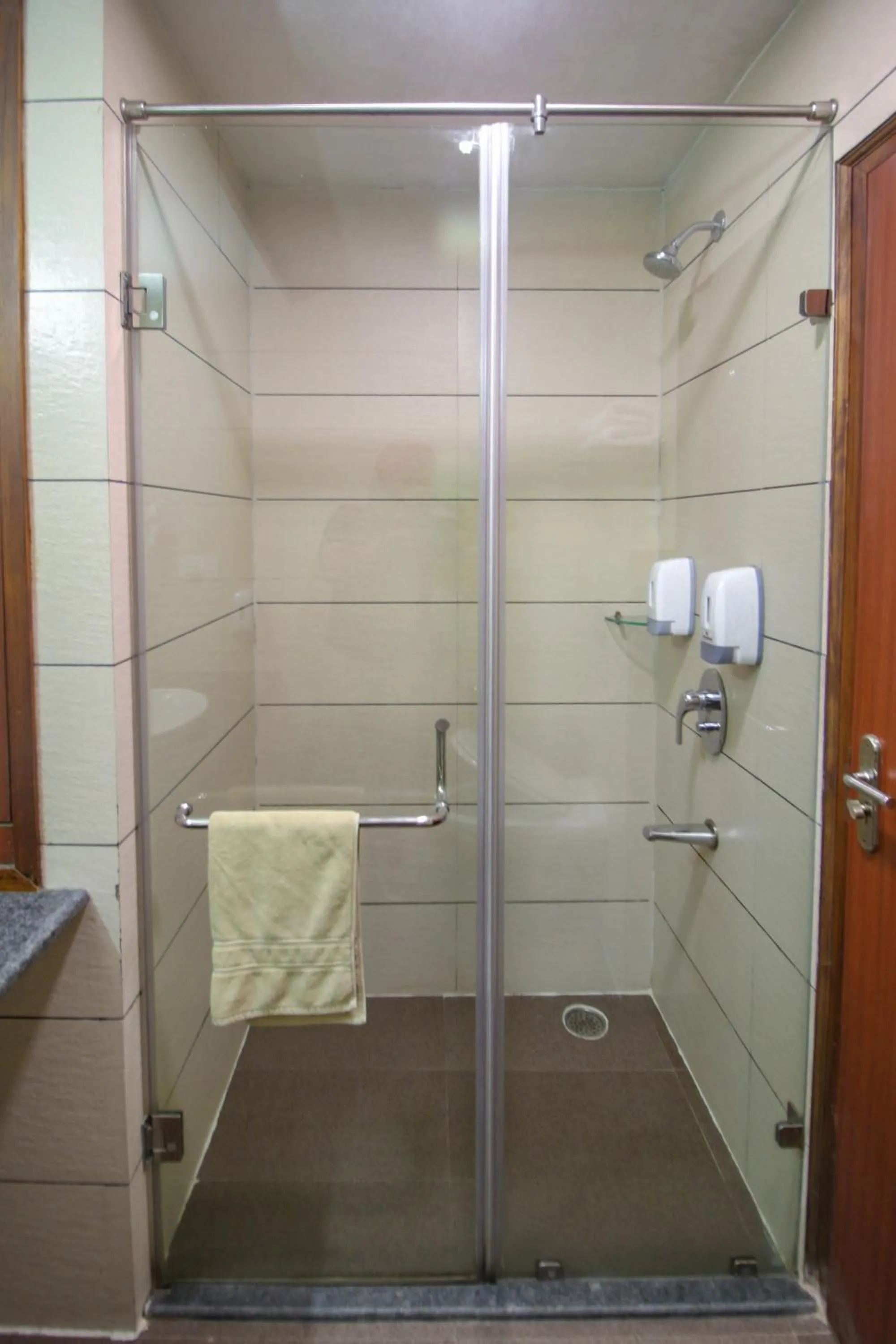 Shower in Hotel Cama