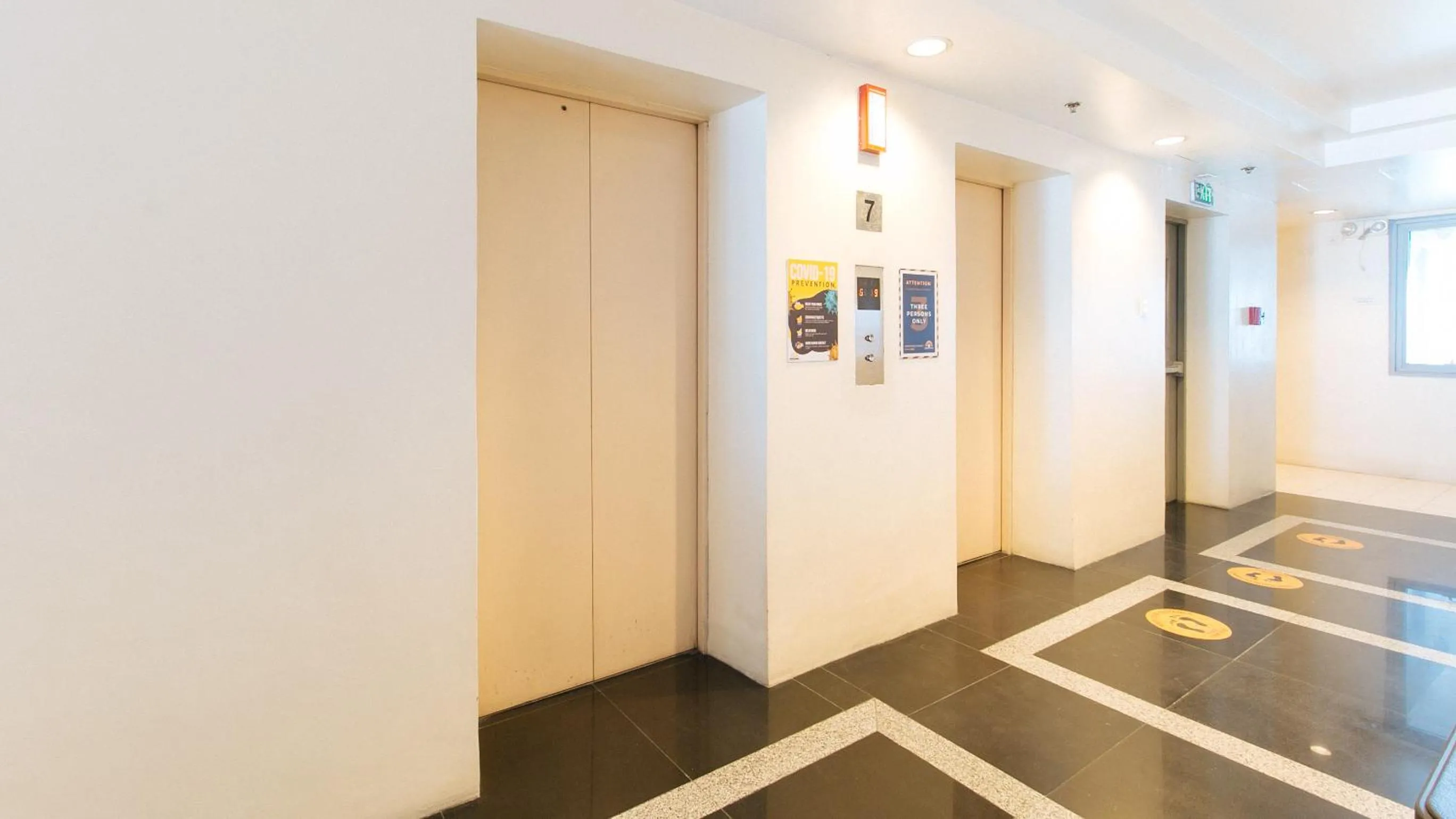 elevator in RedDoorz Plus @ E Rodriguez Corner Banawe