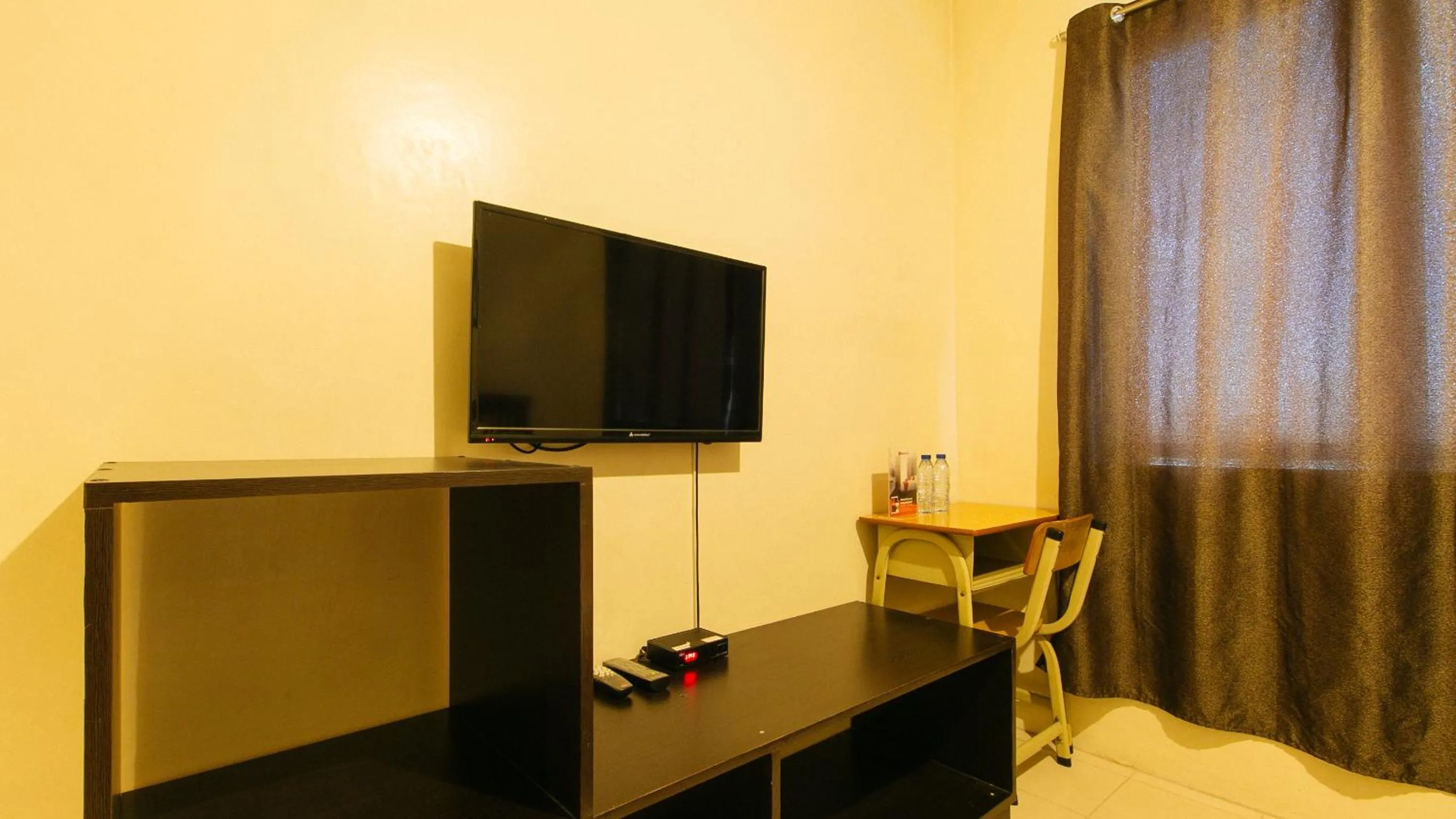 TV and multimedia in RedDoorz Plus @ E Rodriguez Corner Banawe