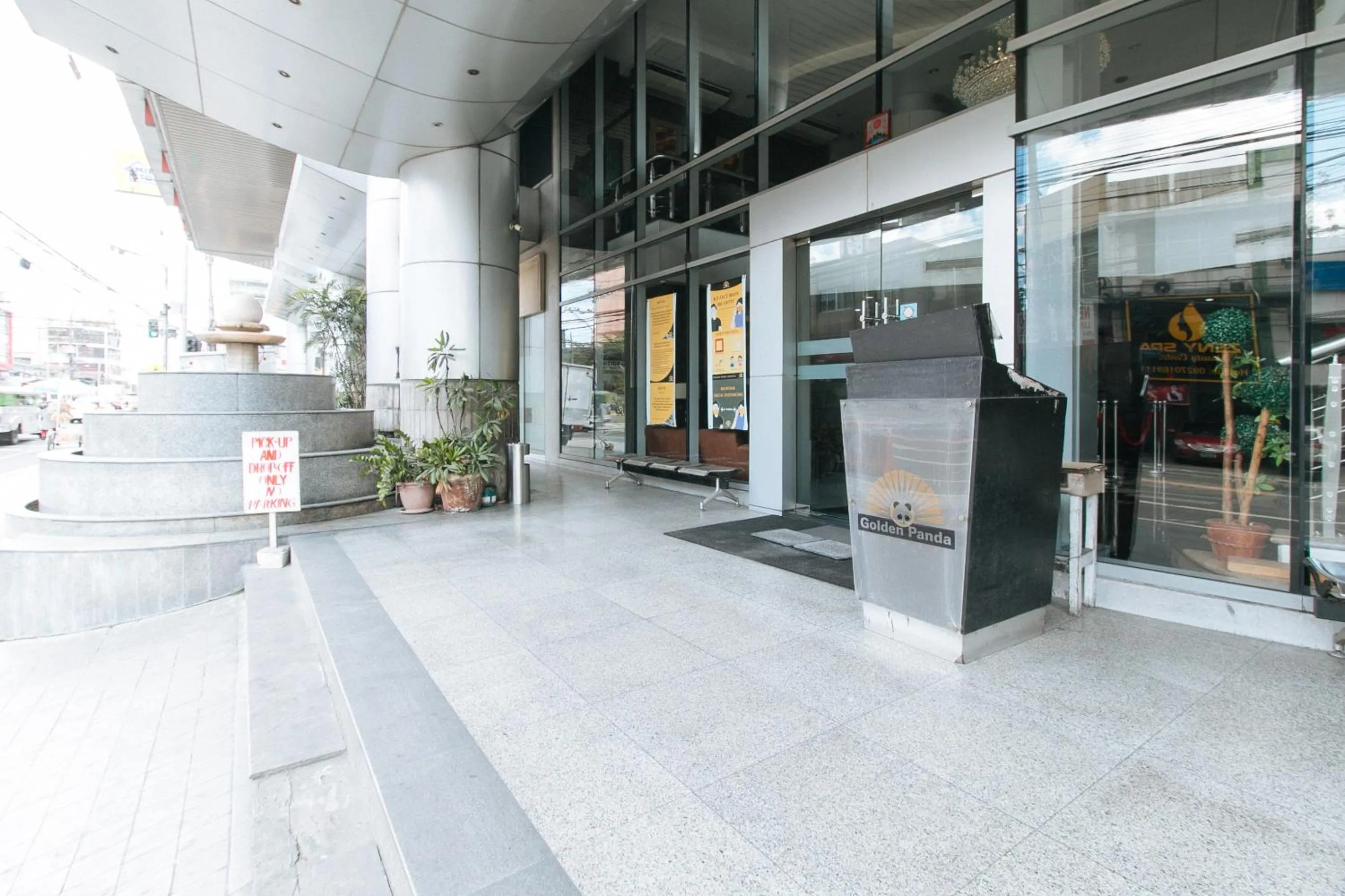 Facade/entrance in RedDoorz Plus @ E Rodriguez Corner Banawe