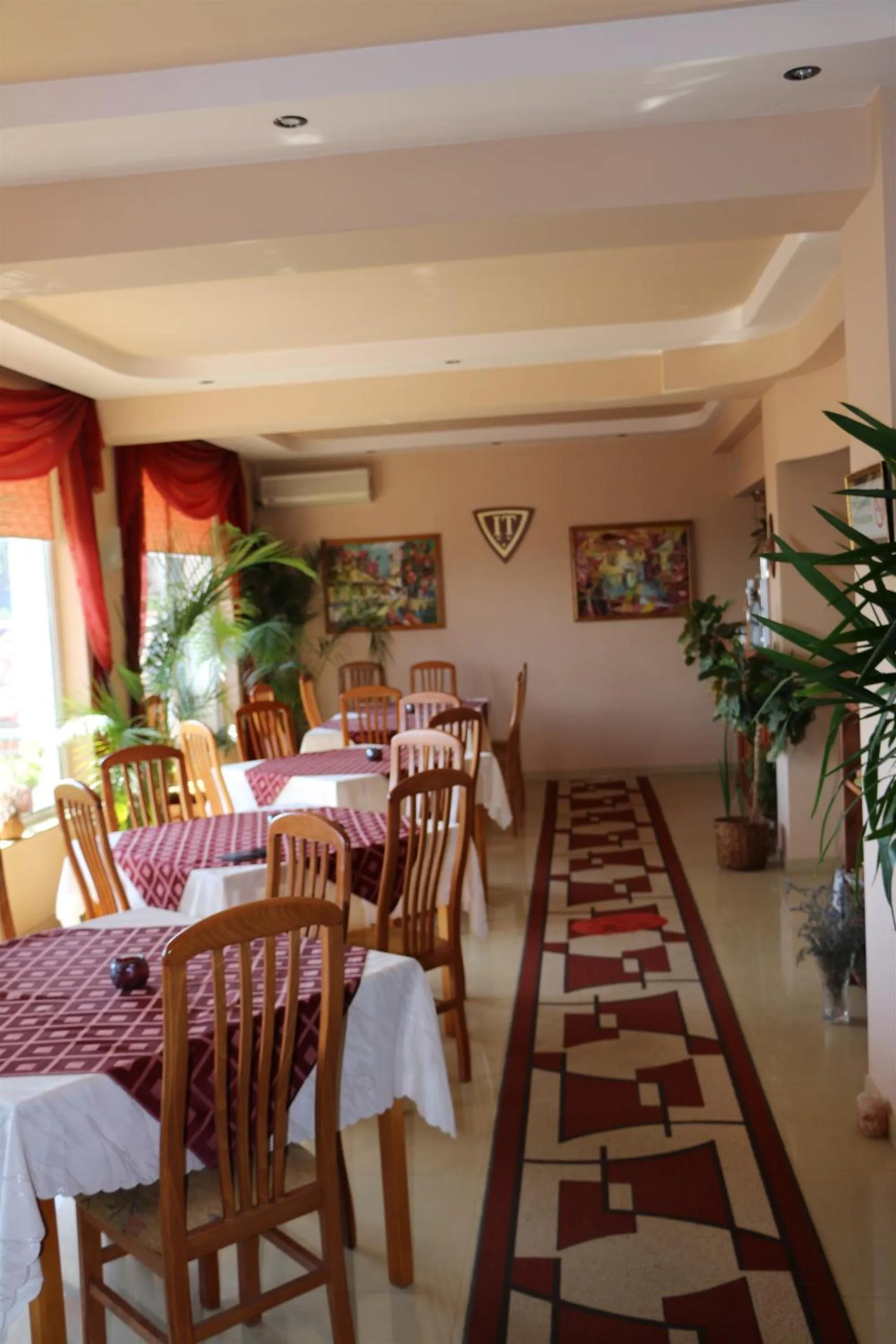 Restaurant/places to eat in Shipka IT Hotel