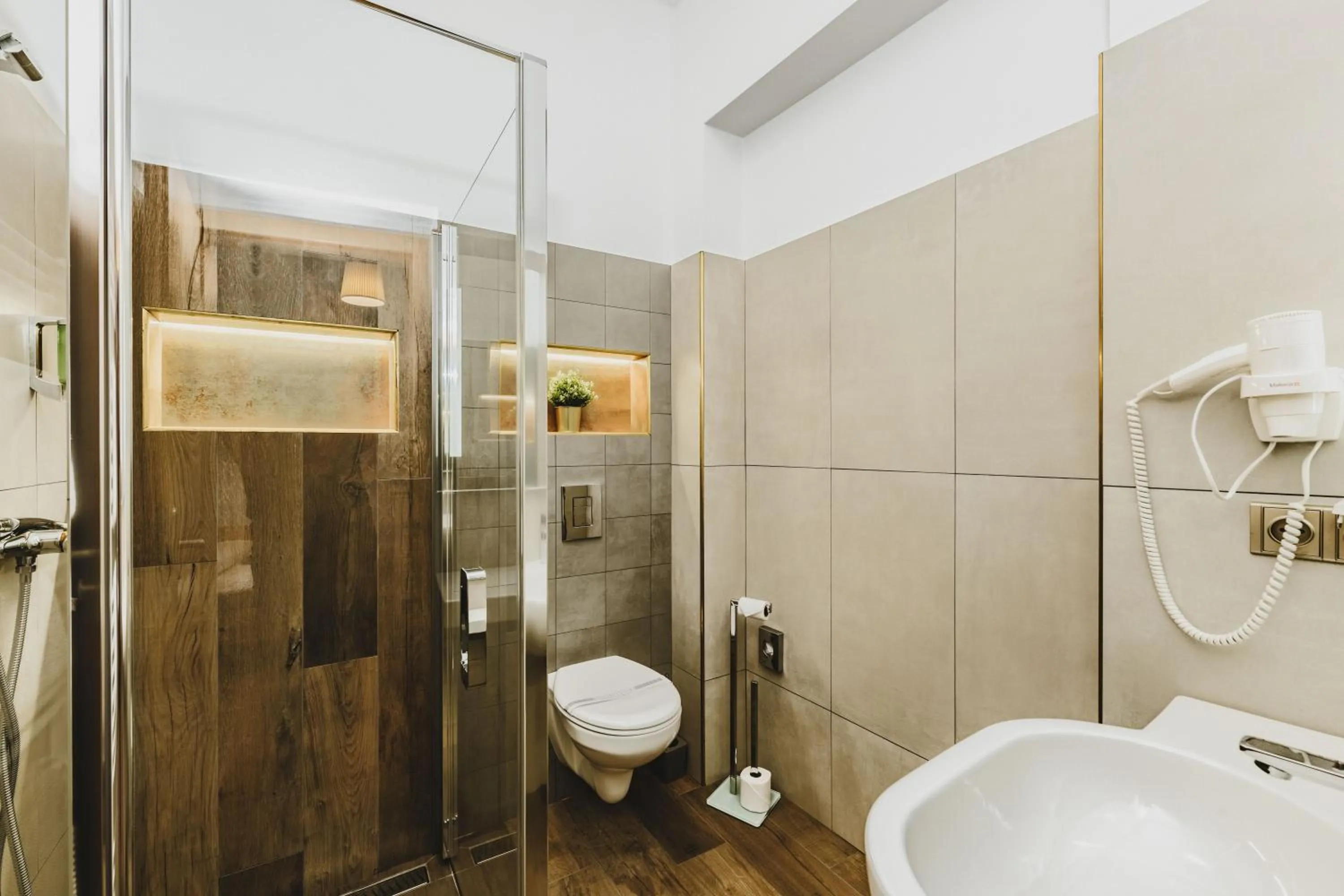 Shower in Grand Tábor