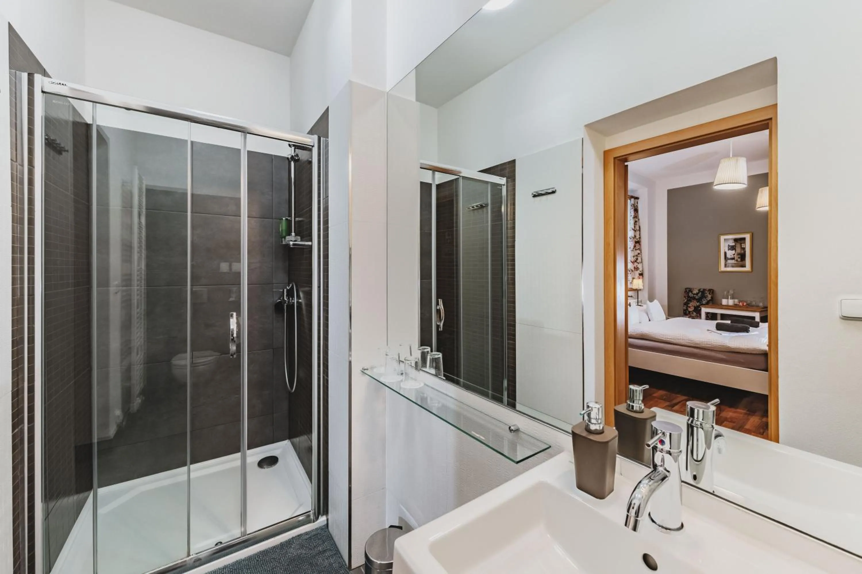 Shower in Grand Tábor