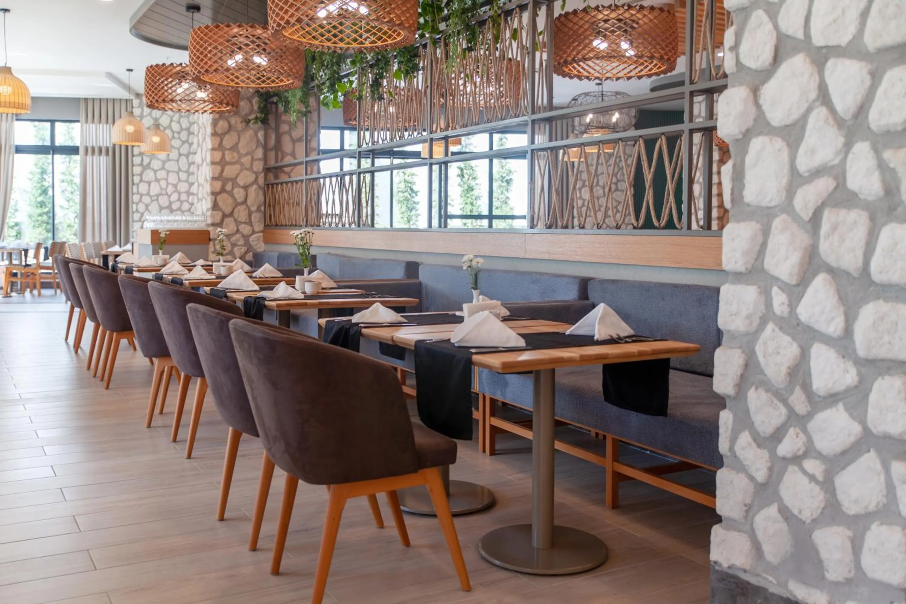 Restaurant/places to eat in Side Royal Style Hotel