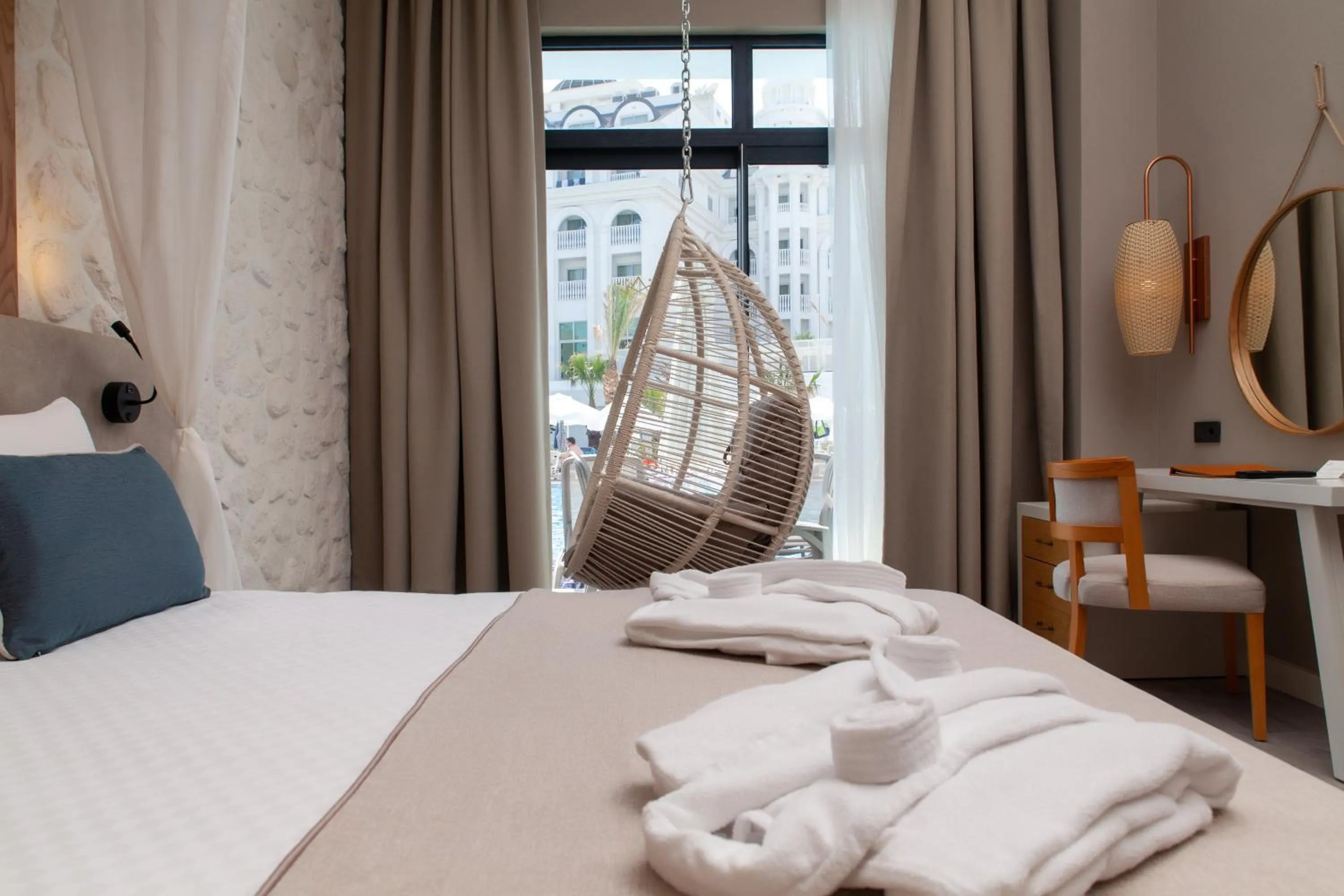 Photo of the whole room, Bed in Side Royal Style Hotel