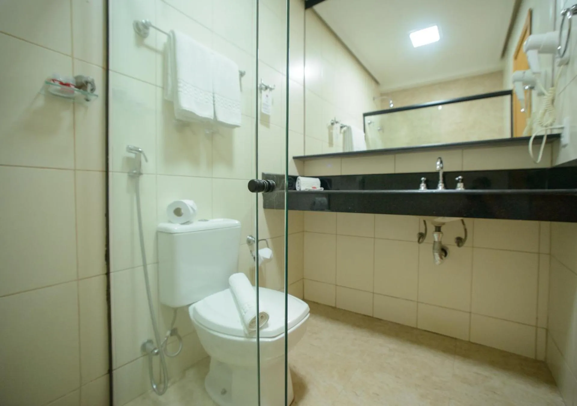 Shower in Faro Hotel Taubaté