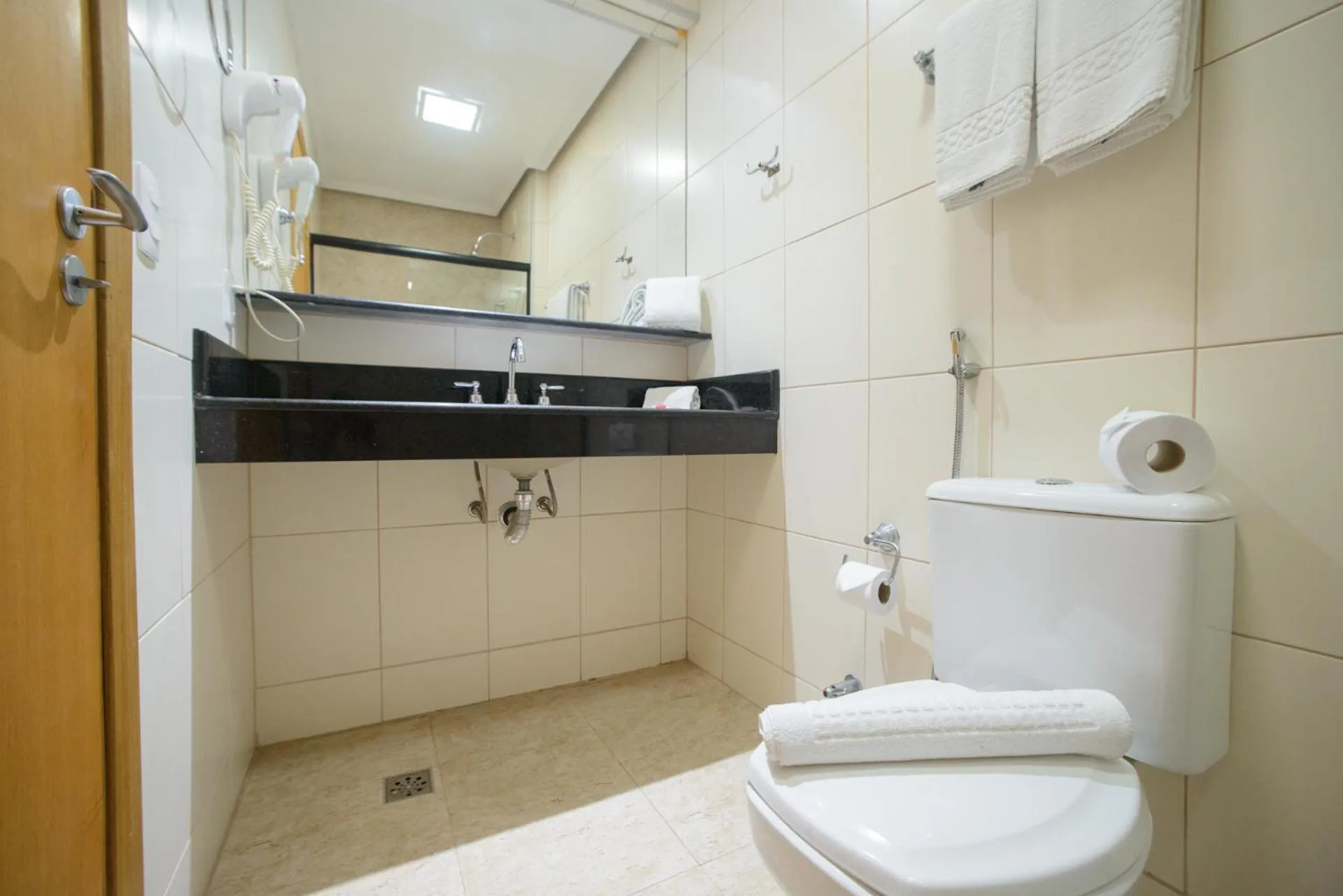 Bathroom in Faro Hotel Taubaté