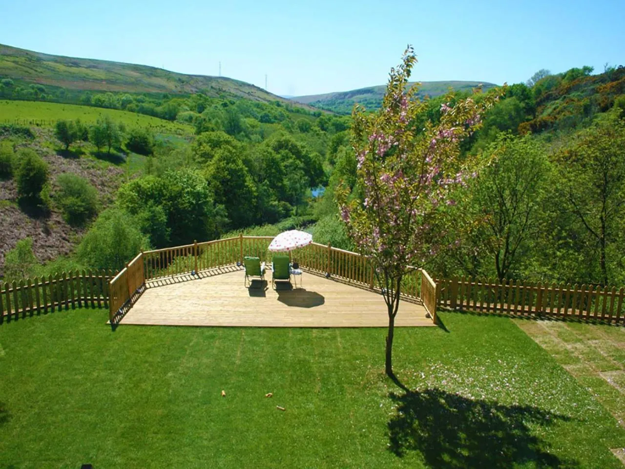 Garden in Barn Cottage - Farm Park Stay with Hot Tub