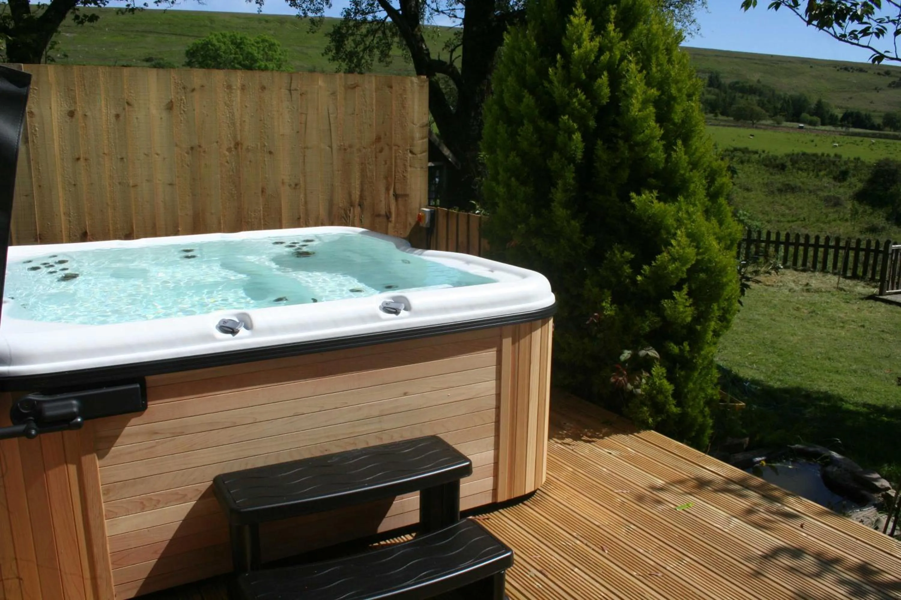 Hot Tub in Barn Cottage - Farm Park Stay with Hot Tub