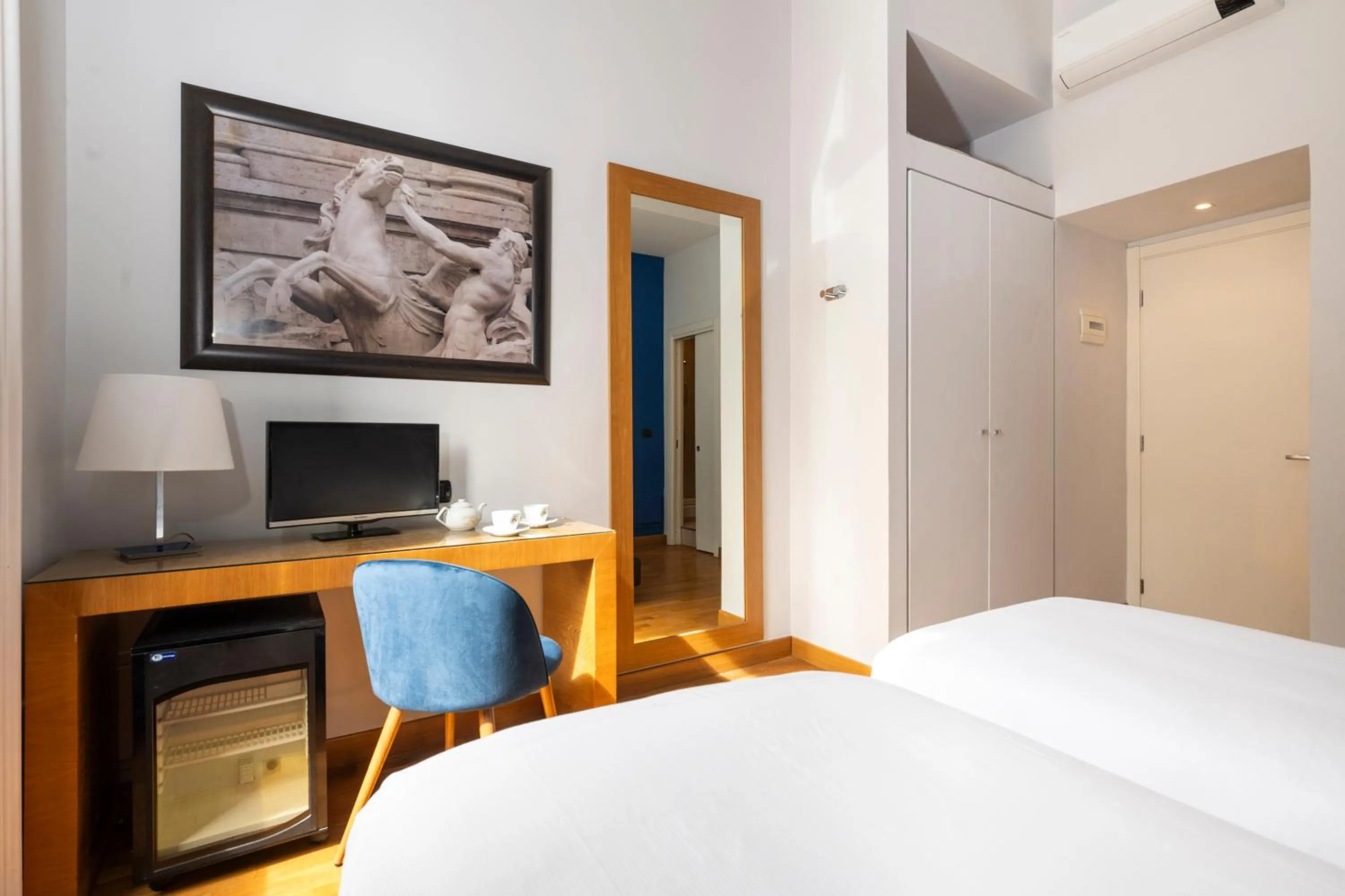 TV and multimedia, Bed in Sky Blue Place Rome