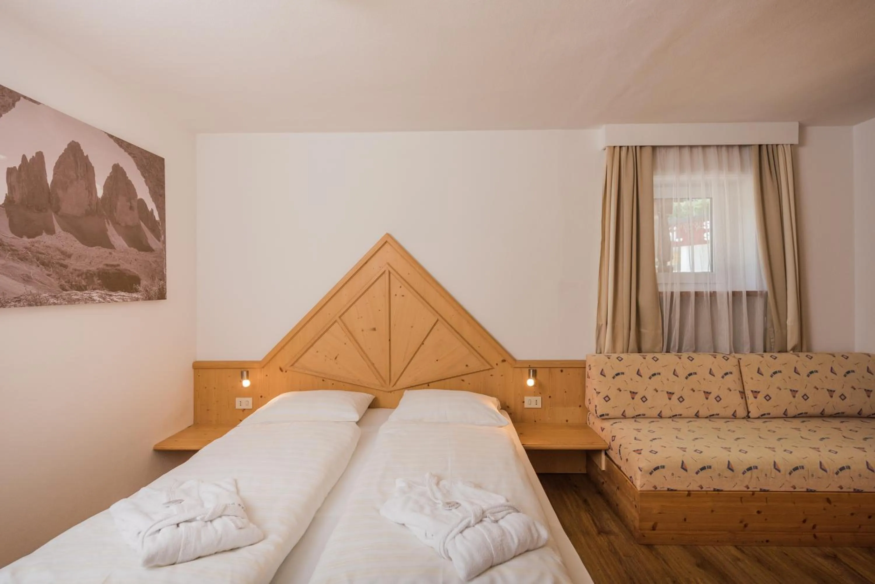 Quiet street view, Bed in Hotel Royal