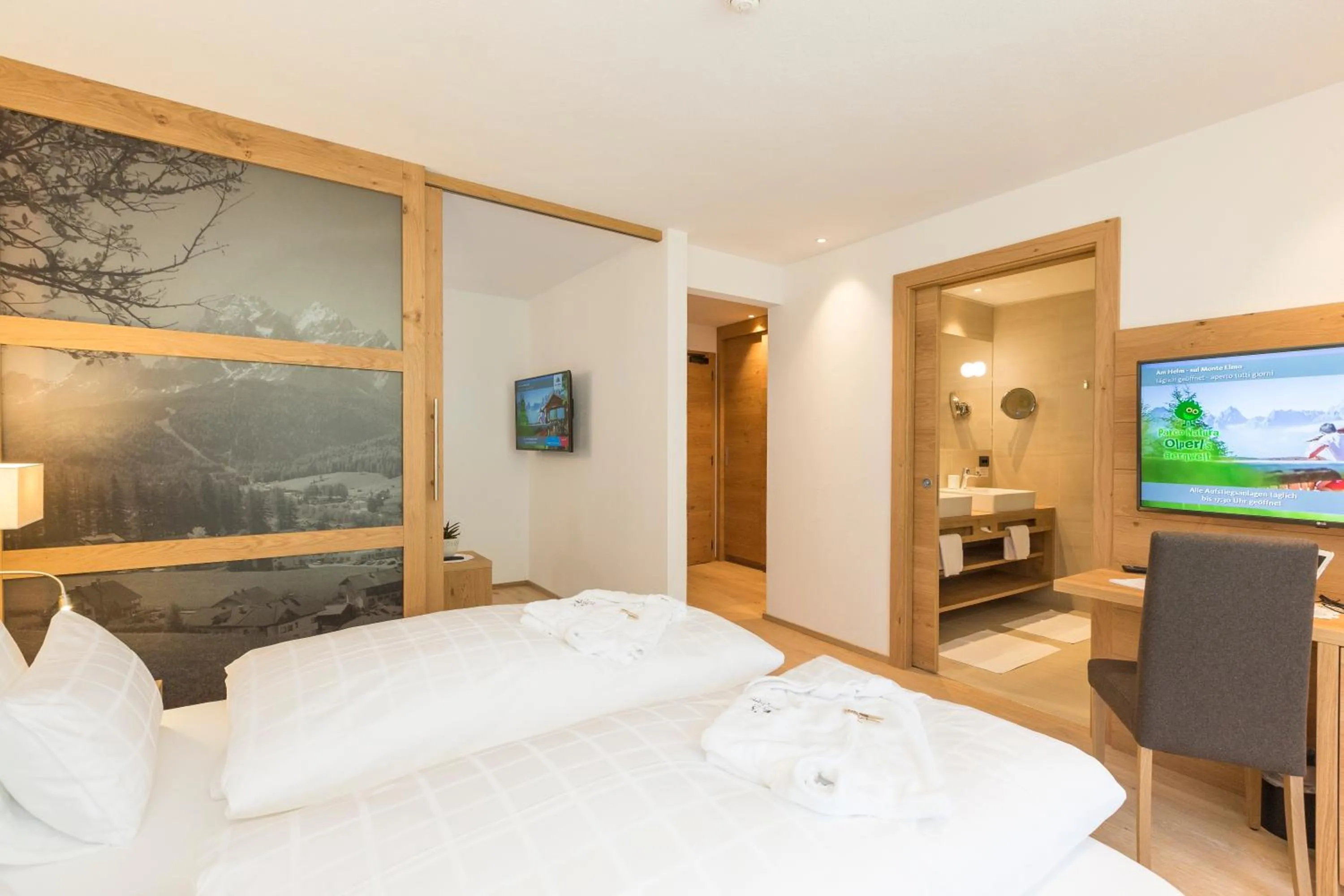 Street view, Bed in Hotel Royal