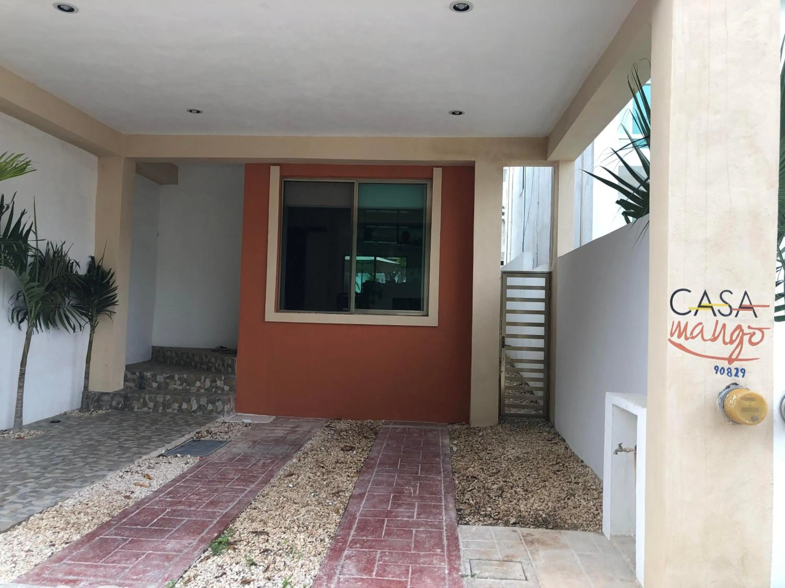 Facade/entrance in Casa Mango