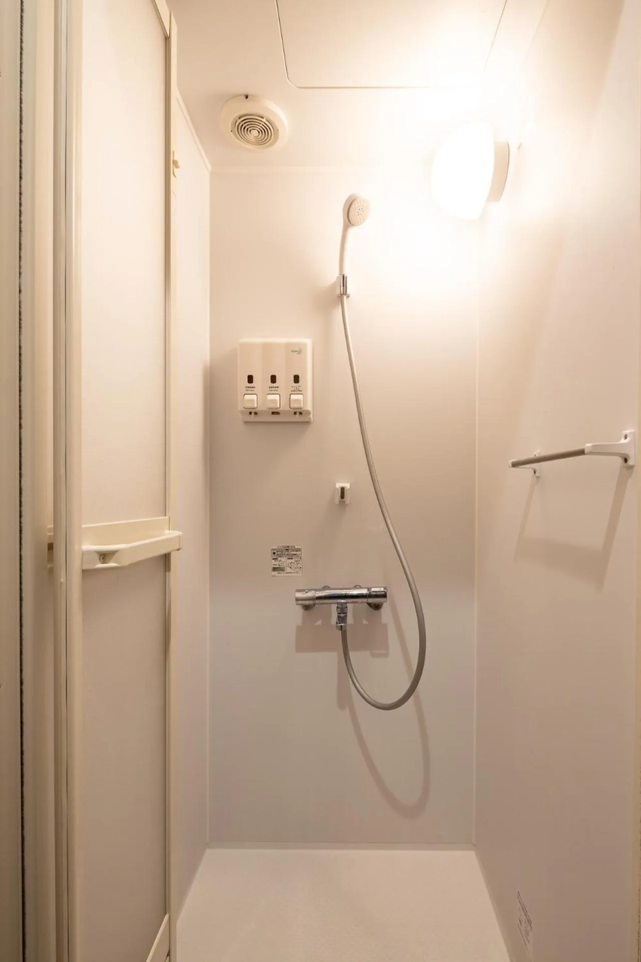 Shower in Hotel Owl Tokyo Shinbashi