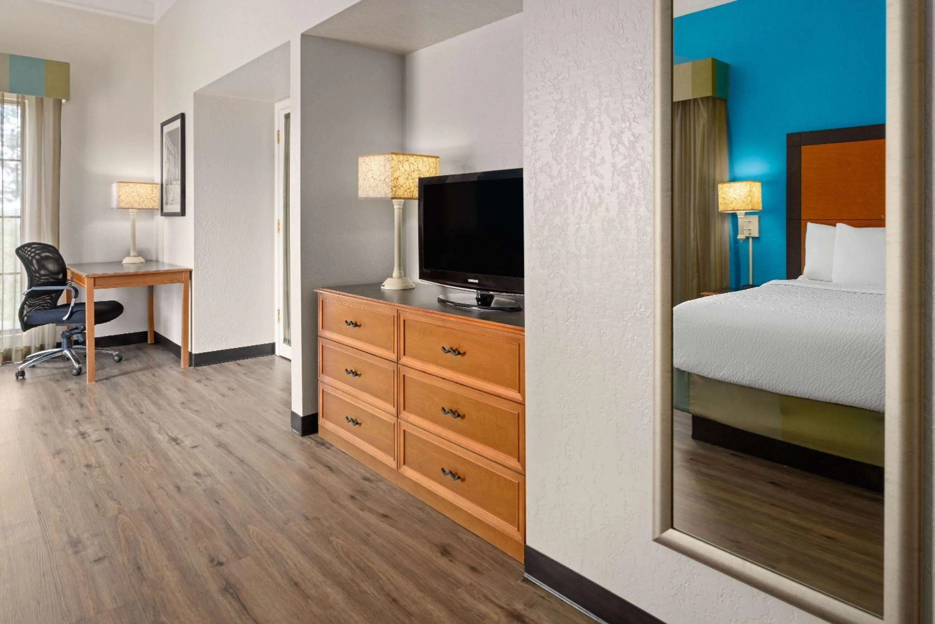 Photo of the whole room, Bed in La Quinta Inn by Wyndham Pittsburgh Airport