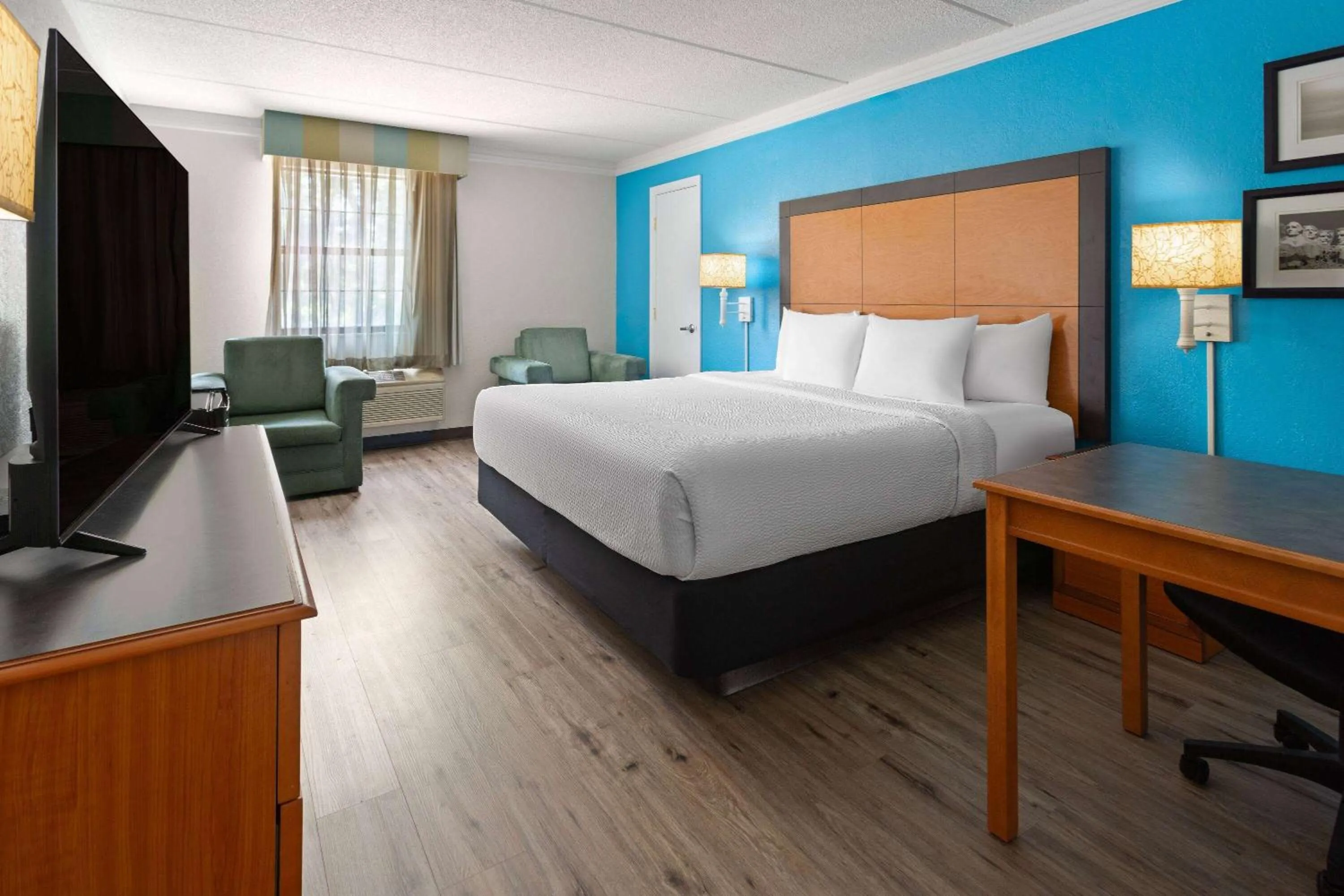 Photo of the whole room, Bed in La Quinta Inn by Wyndham Pittsburgh Airport