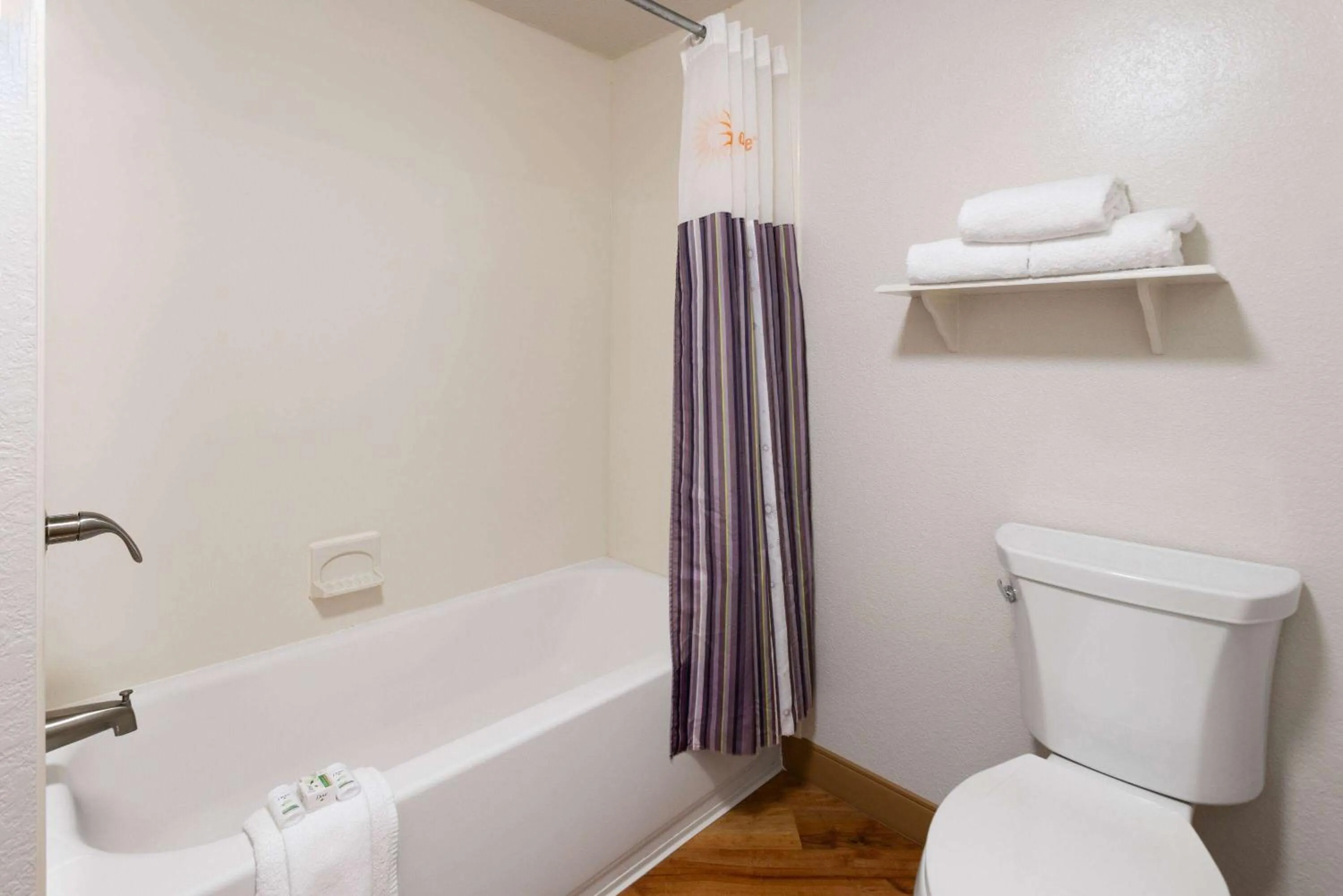 Bathroom in La Quinta Inn by Wyndham Pittsburgh Airport