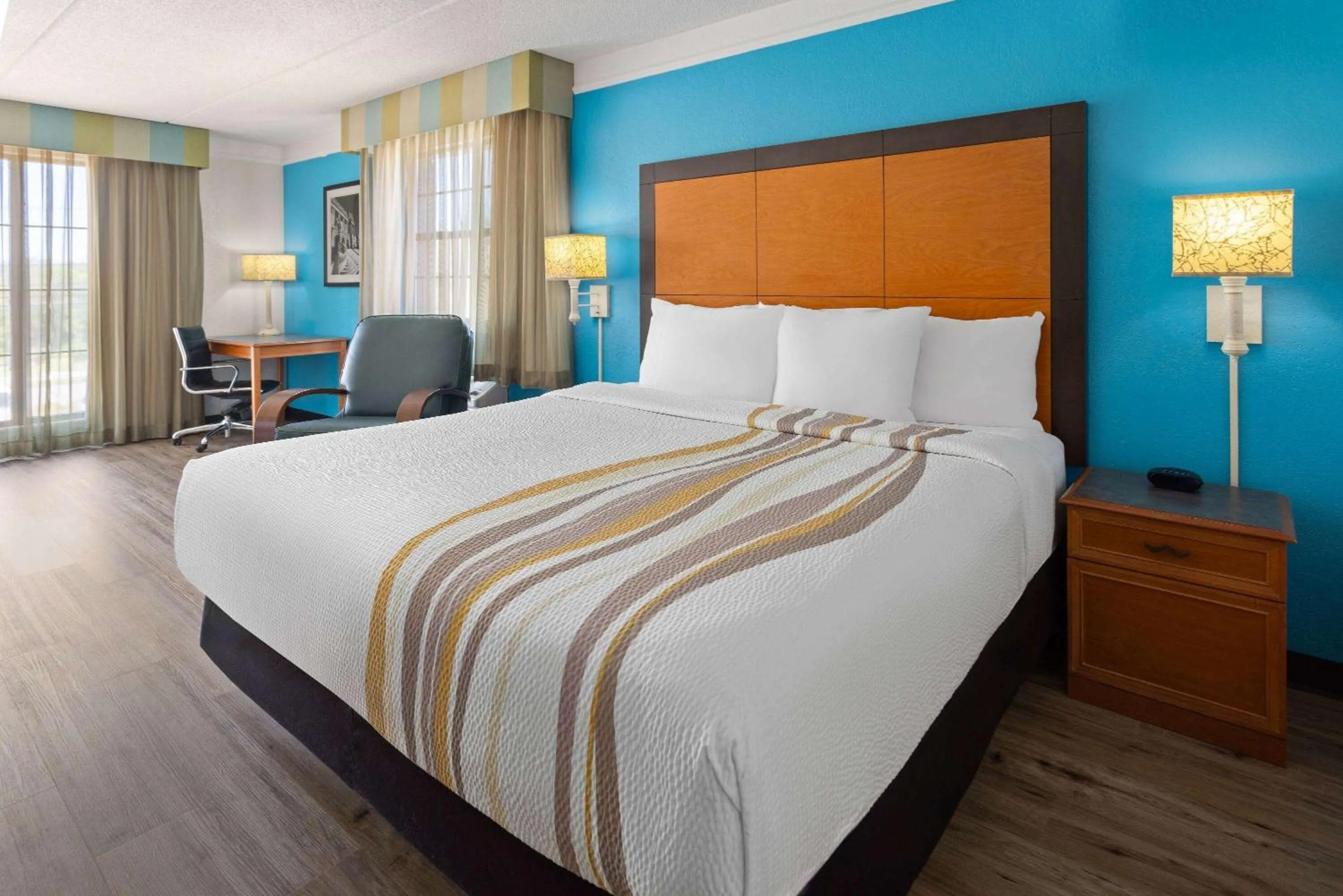 Photo of the whole room, Bed in La Quinta Inn by Wyndham Pittsburgh Airport