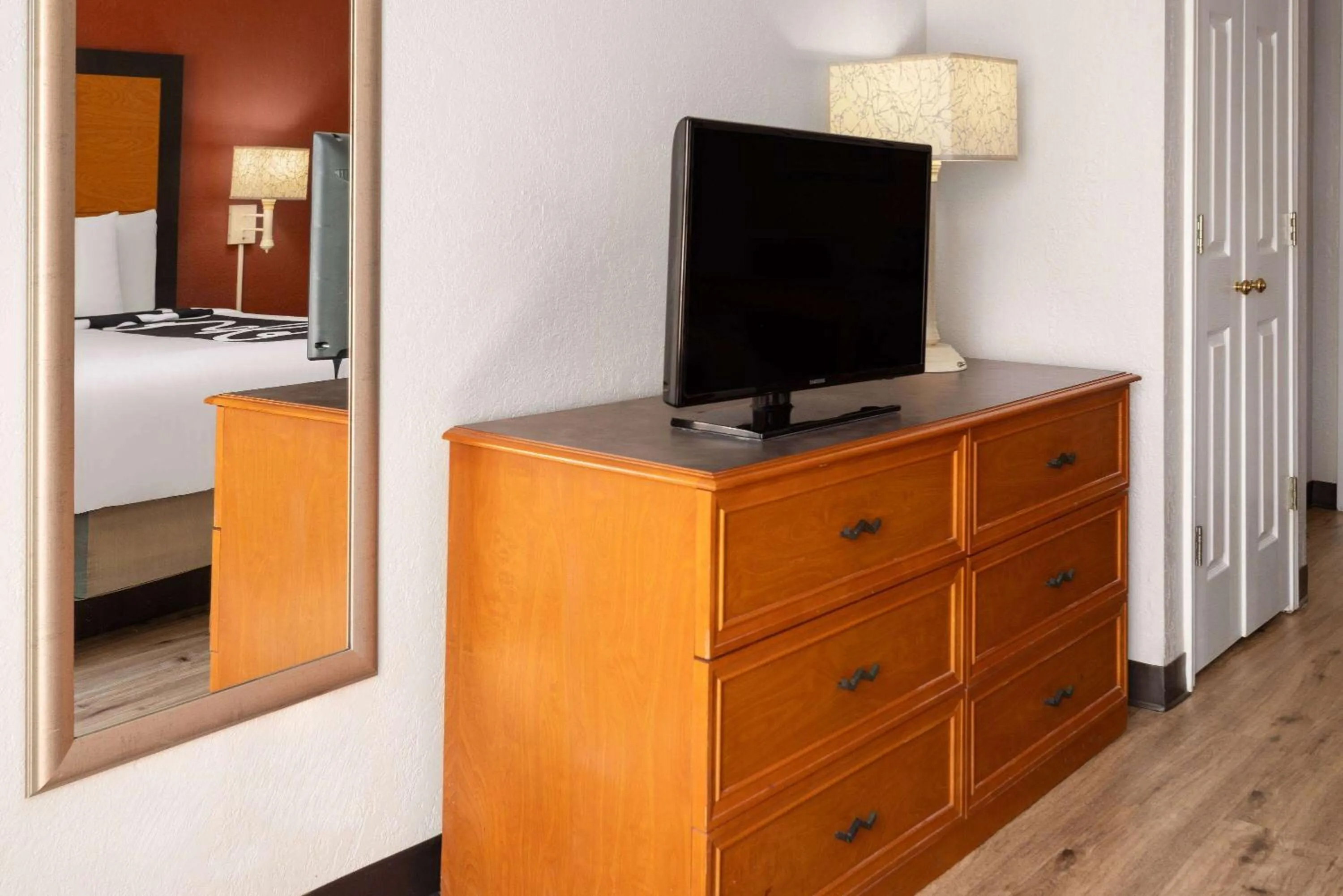 Photo of the whole room, Bed in La Quinta Inn by Wyndham Pittsburgh Airport