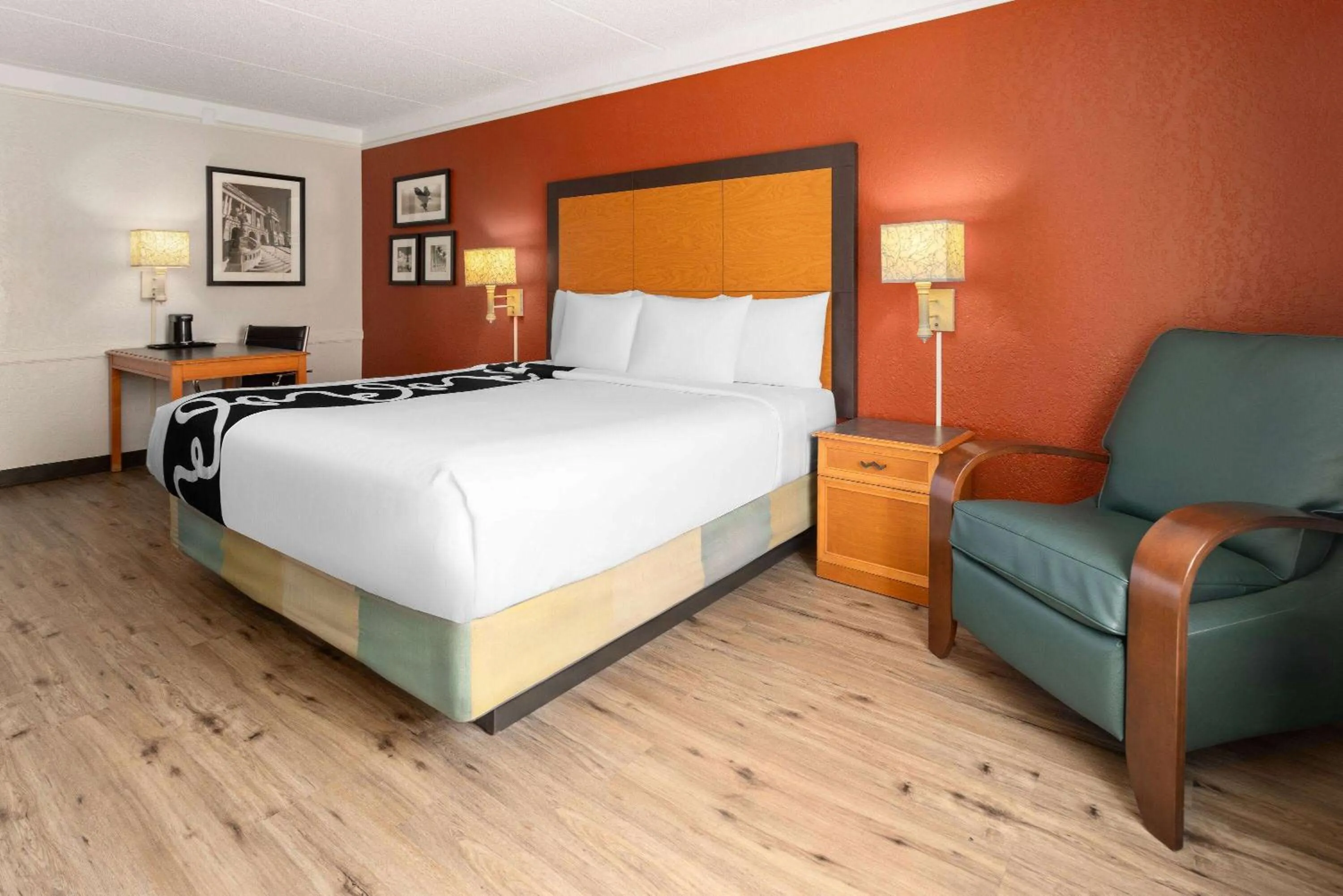 Photo of the whole room, Bed in La Quinta Inn by Wyndham Pittsburgh Airport