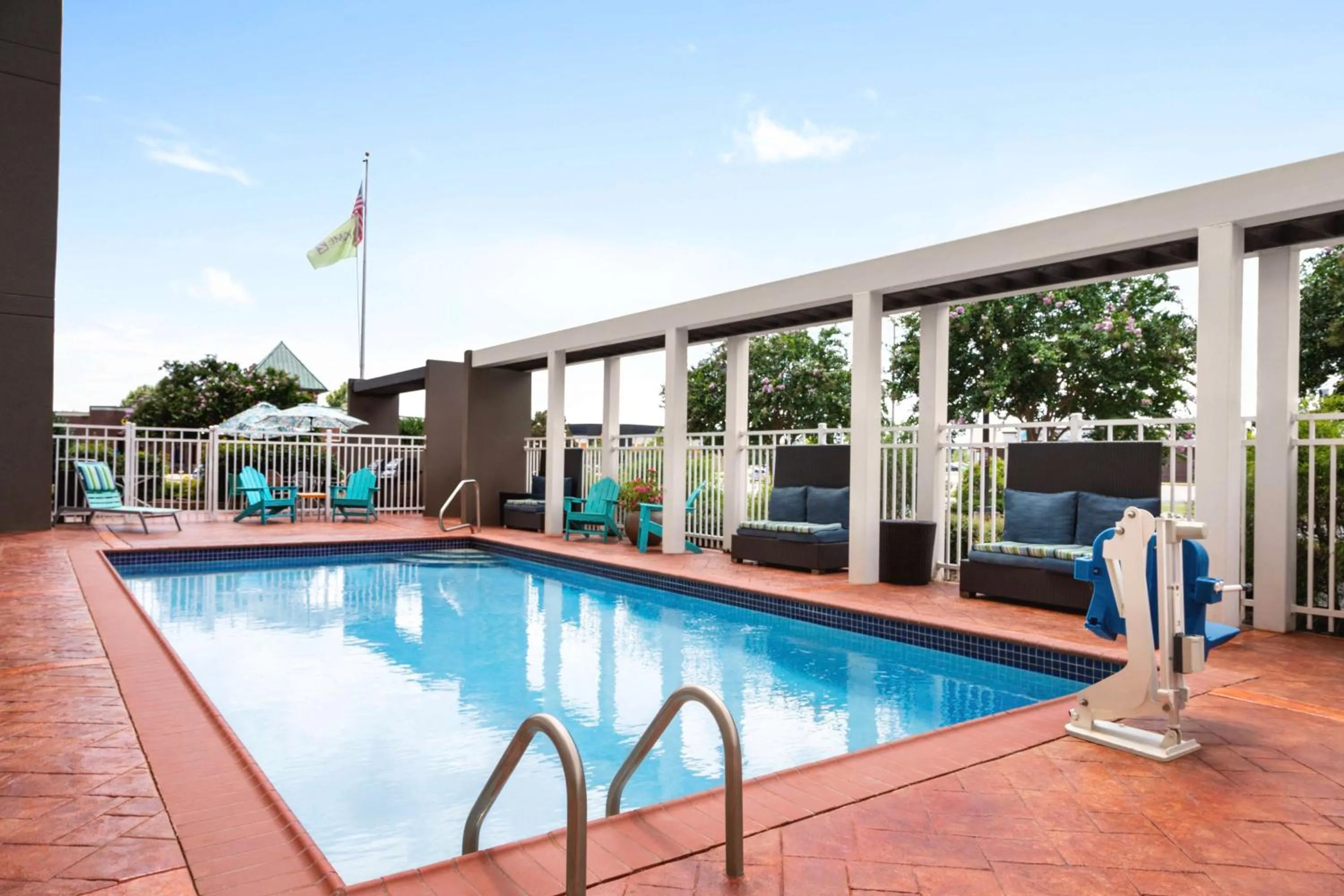 Pool view in Home2 Suites by Hilton - Oxford