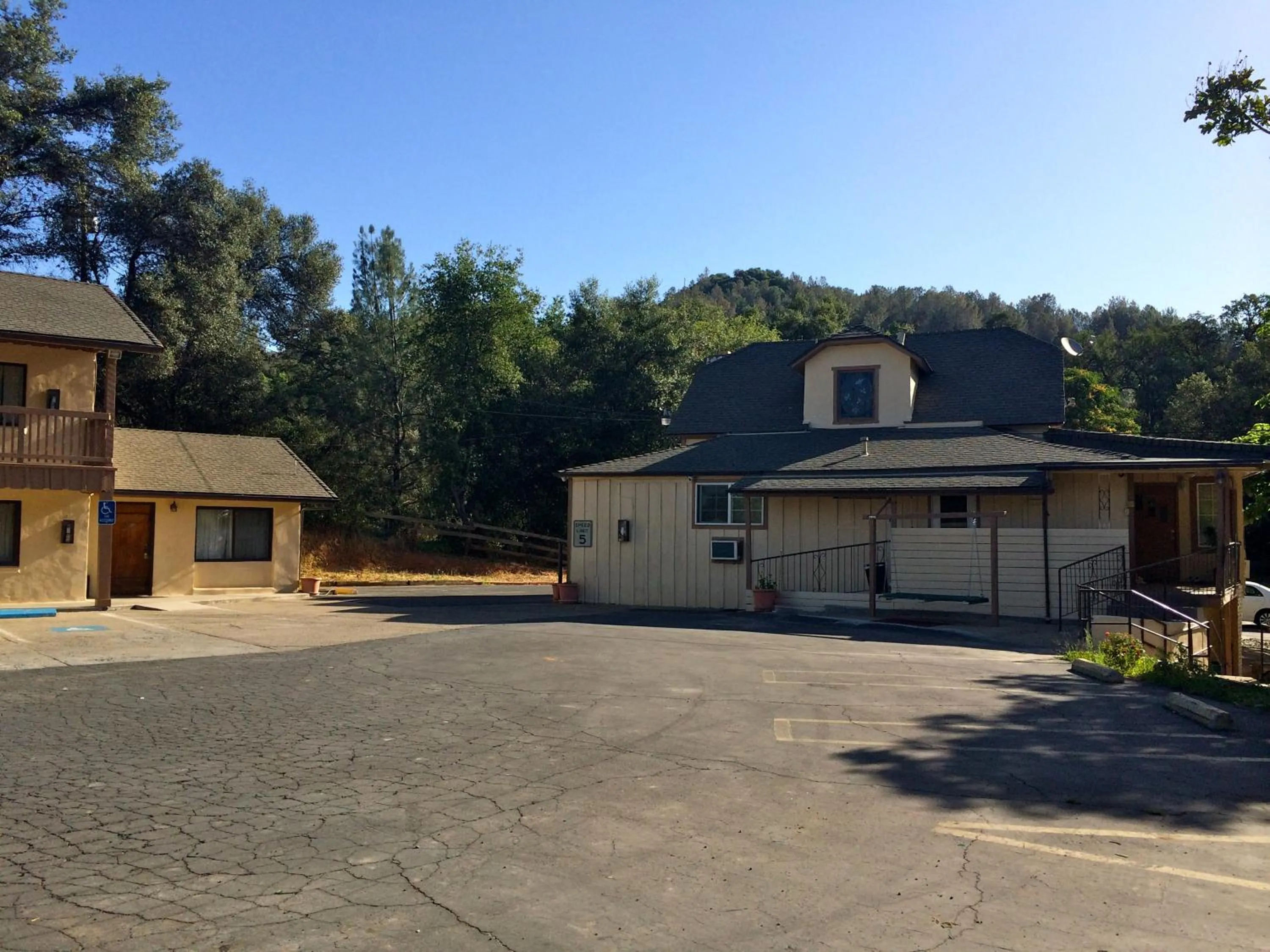 Facade/entrance, Property Building in Miners Motel Jamestown