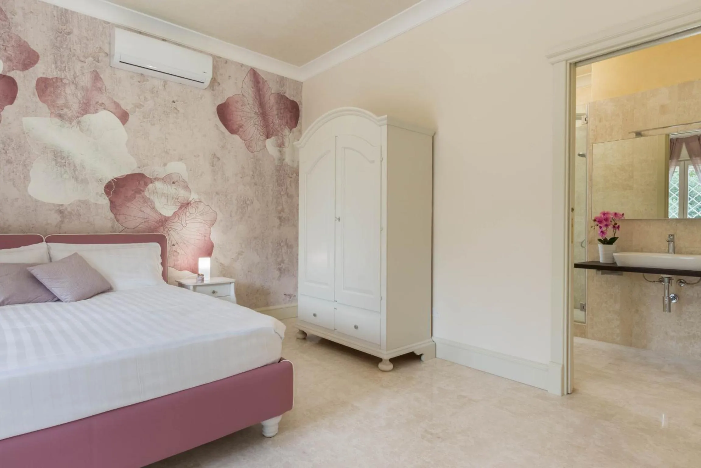 Bedroom in Villa Furoa