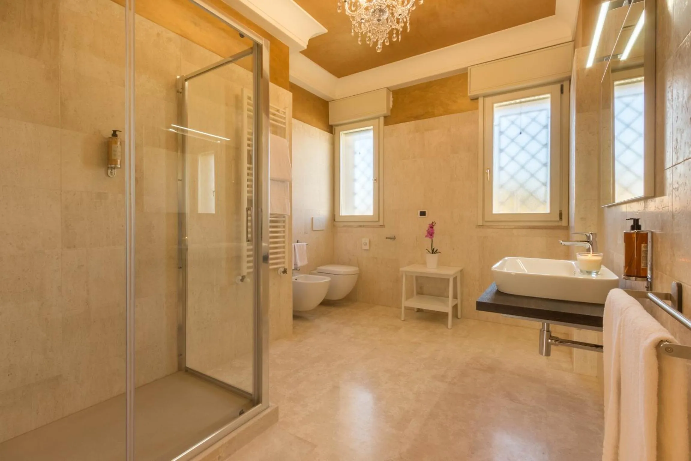 Shower in Villa Furoa