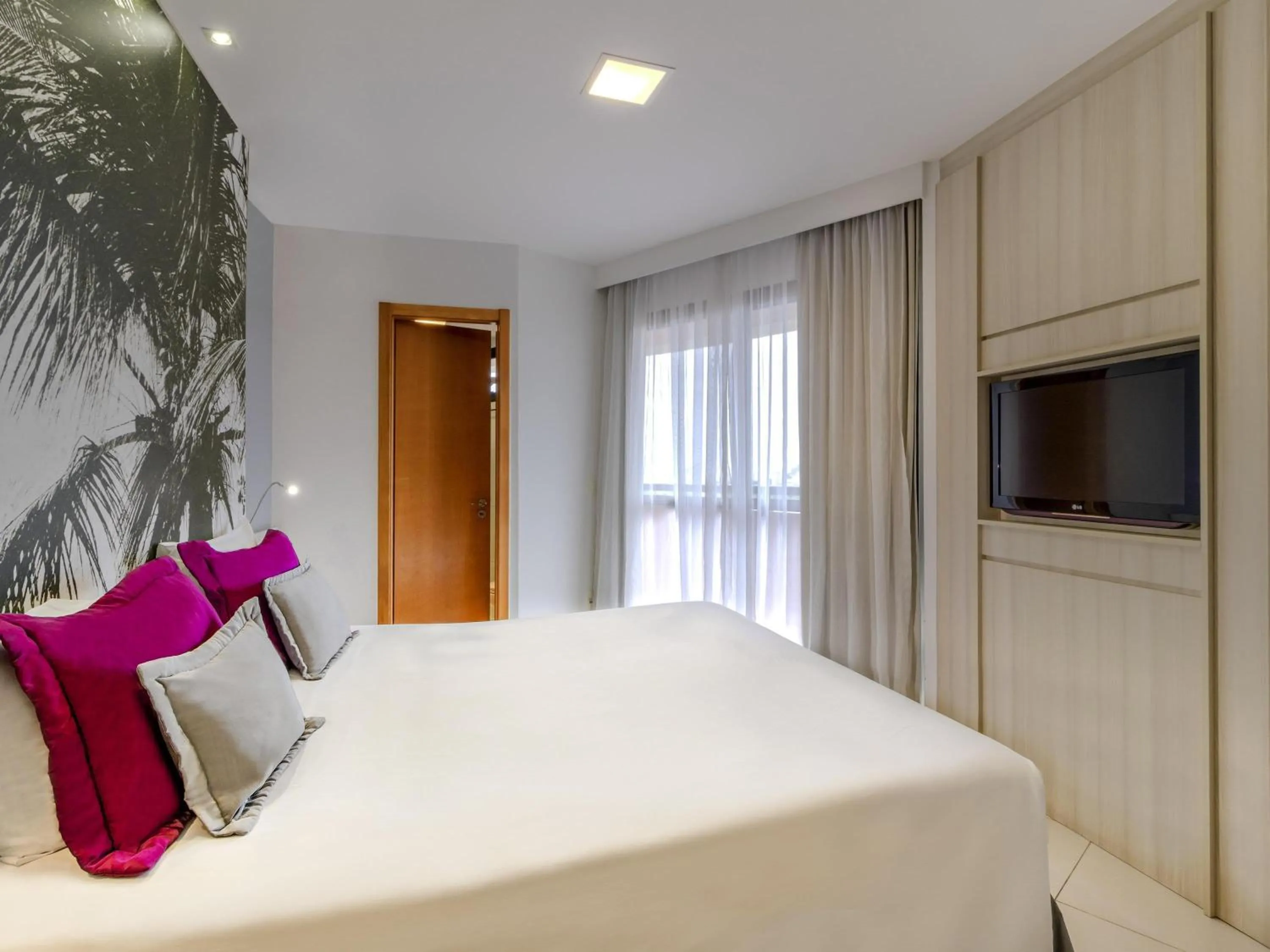 Bedroom, Bed in Mercure Salvador Boulevard Hotel