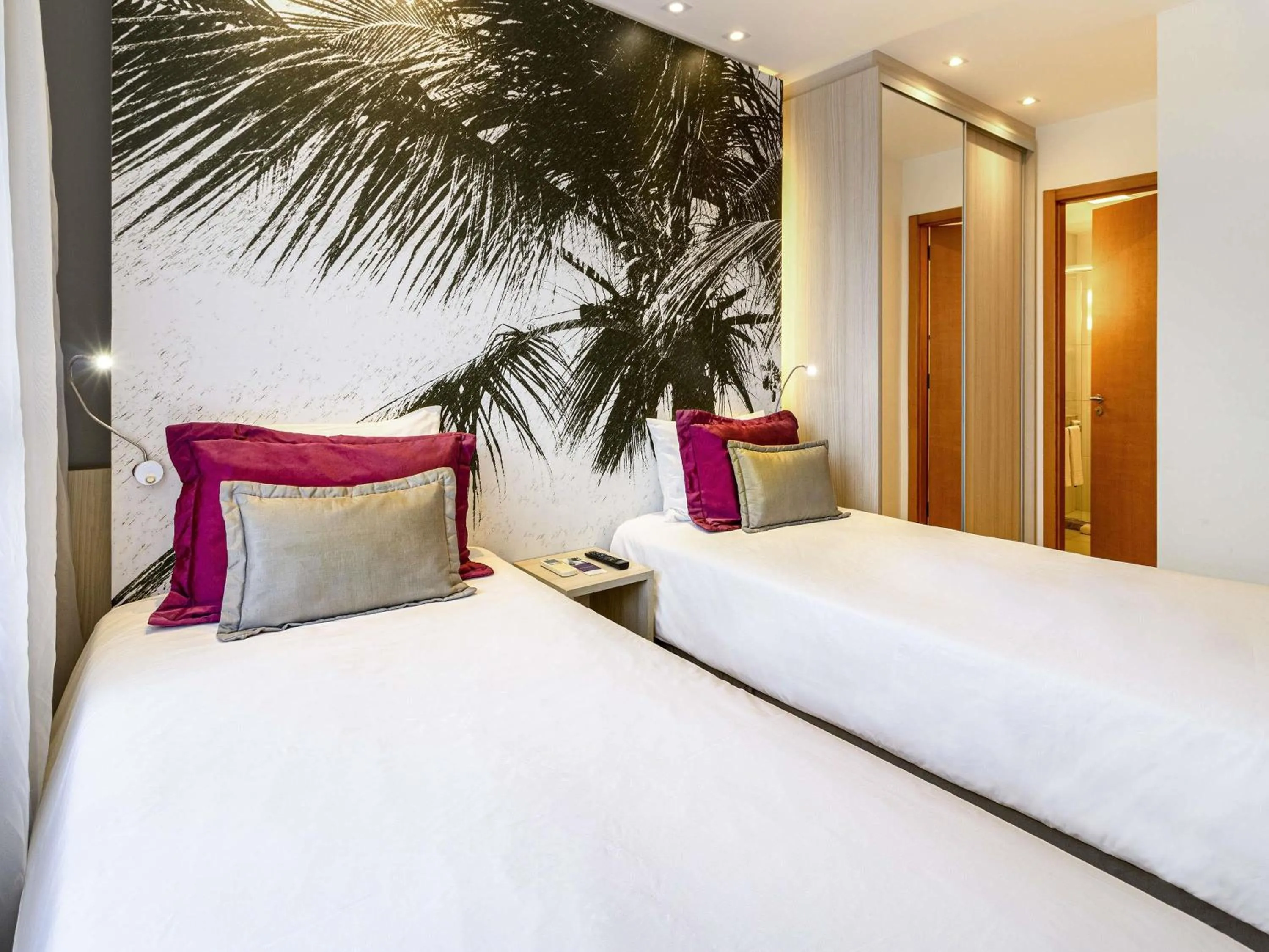 Bedroom, Bed in Mercure Salvador Boulevard Hotel