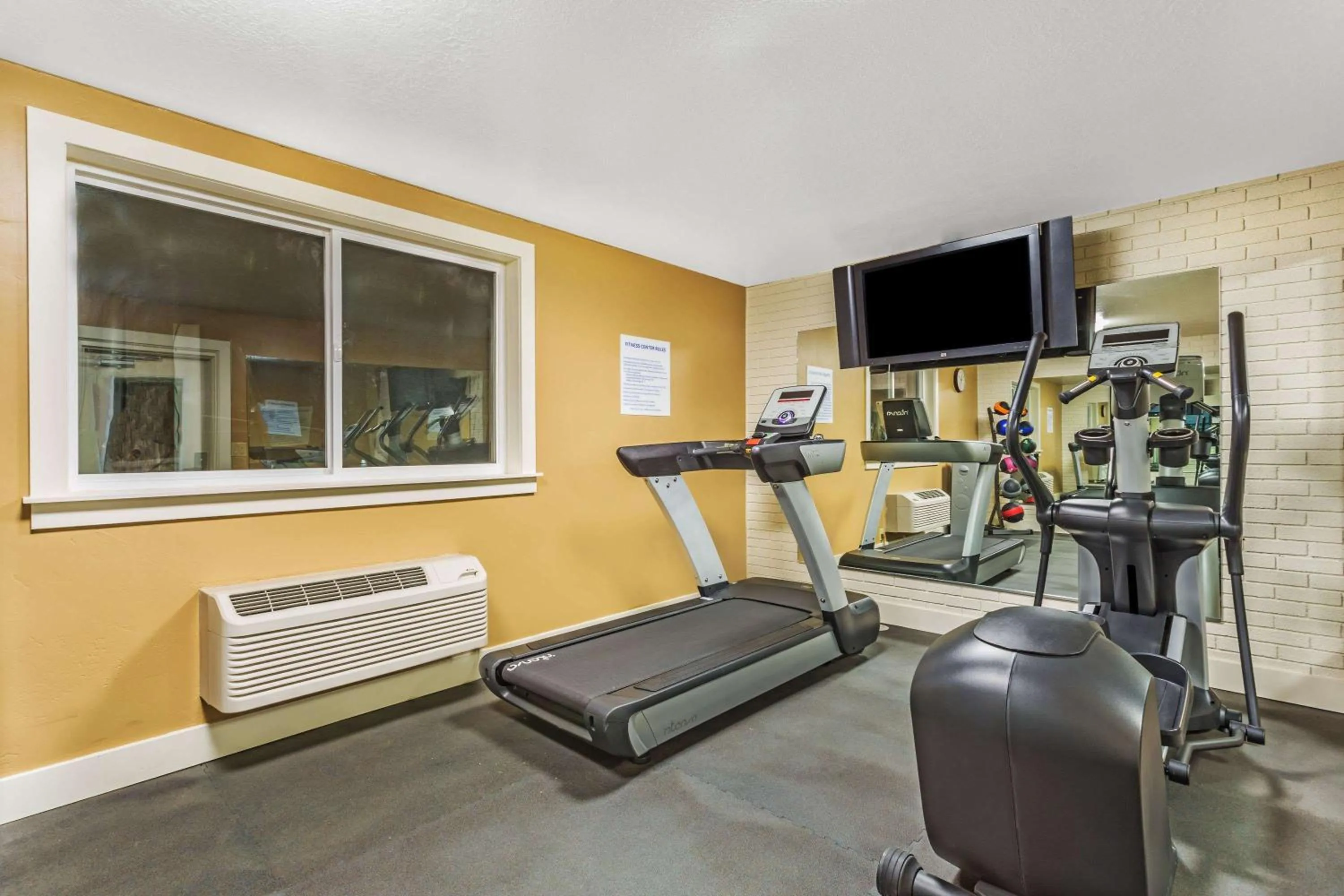 Fitness centre/facilities in Days Inn & Suites by Wyndham Logan