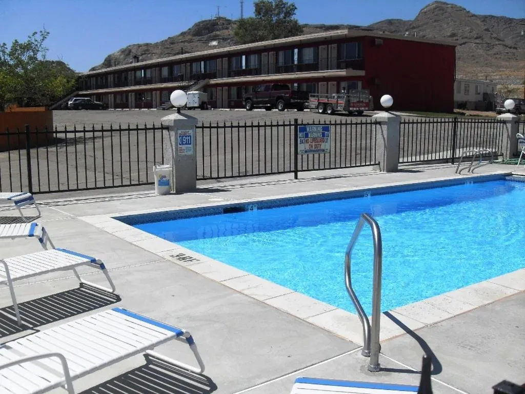 Swimming pool in Western Ridge Motel